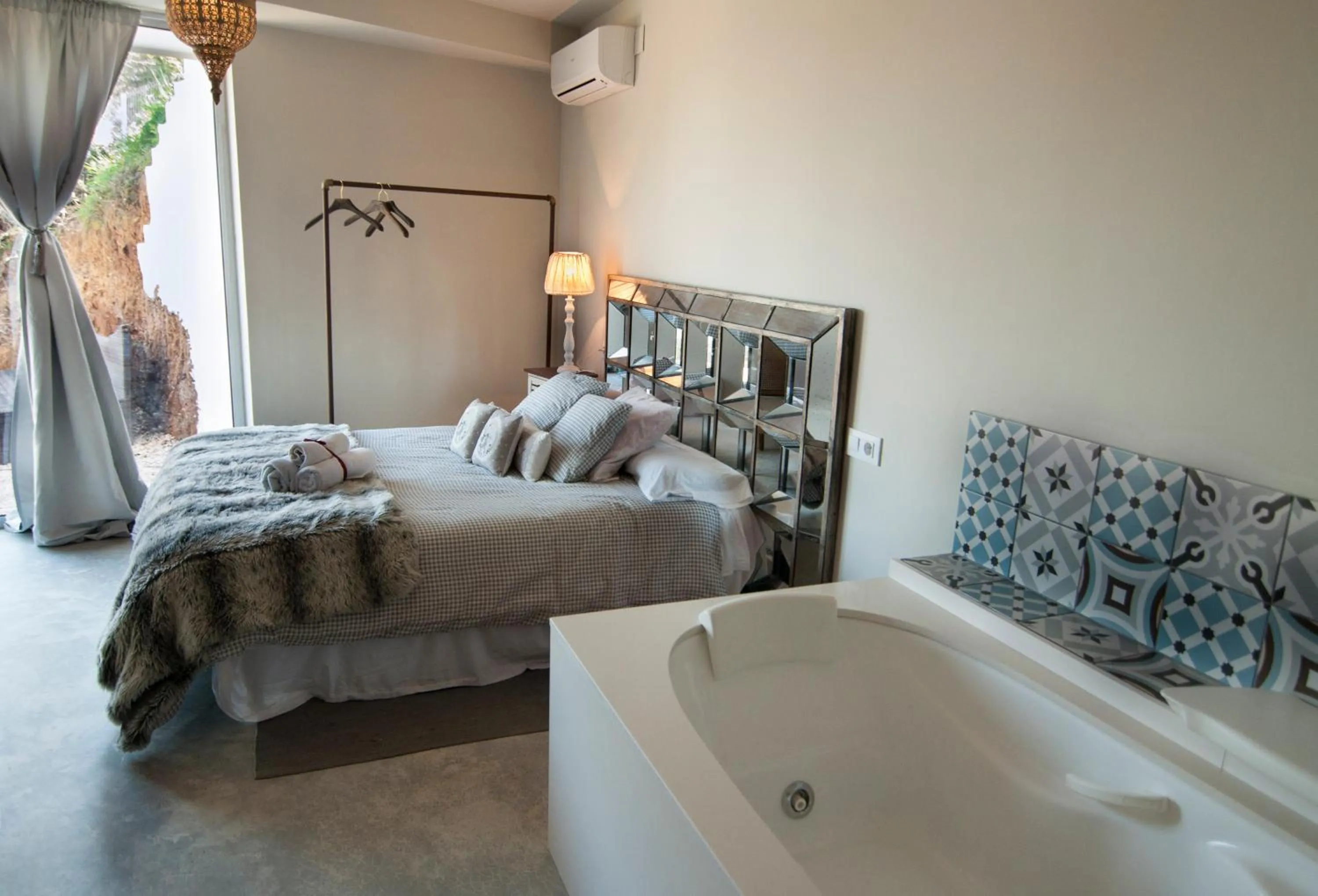 Photo of the whole room, Bed in Les Suites