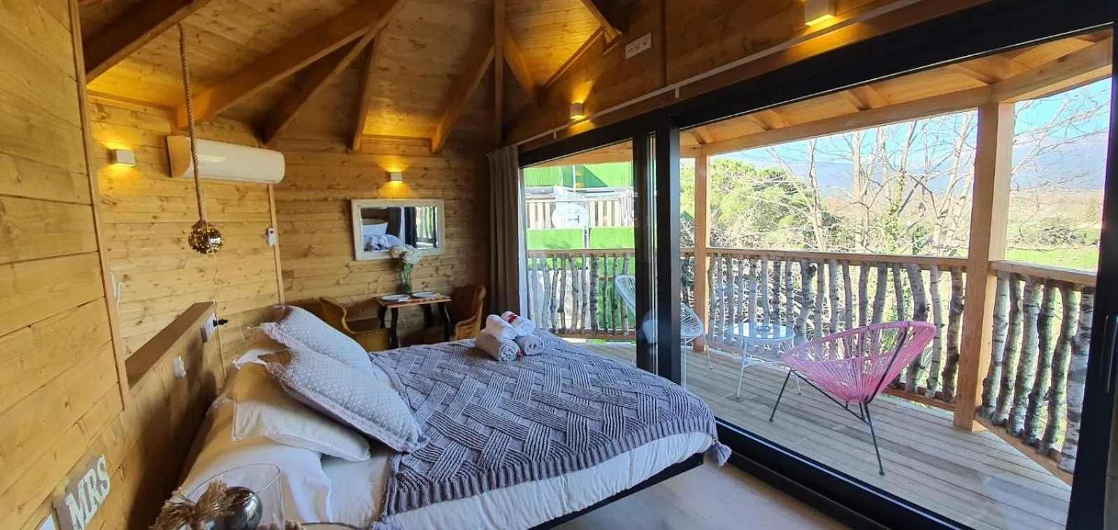 Toilet, Bed in Les Suites