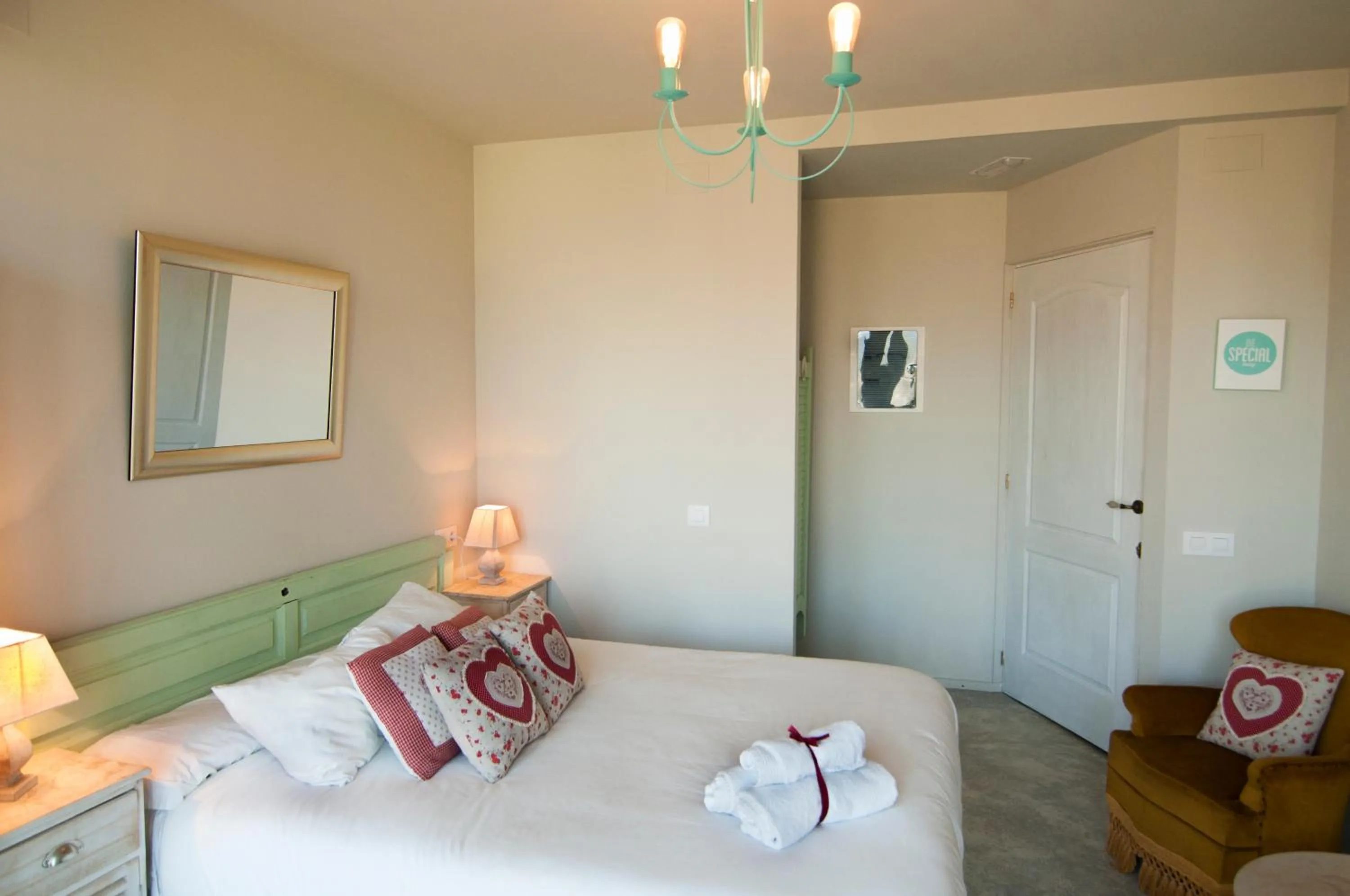 Shower, Bed in Les Suites