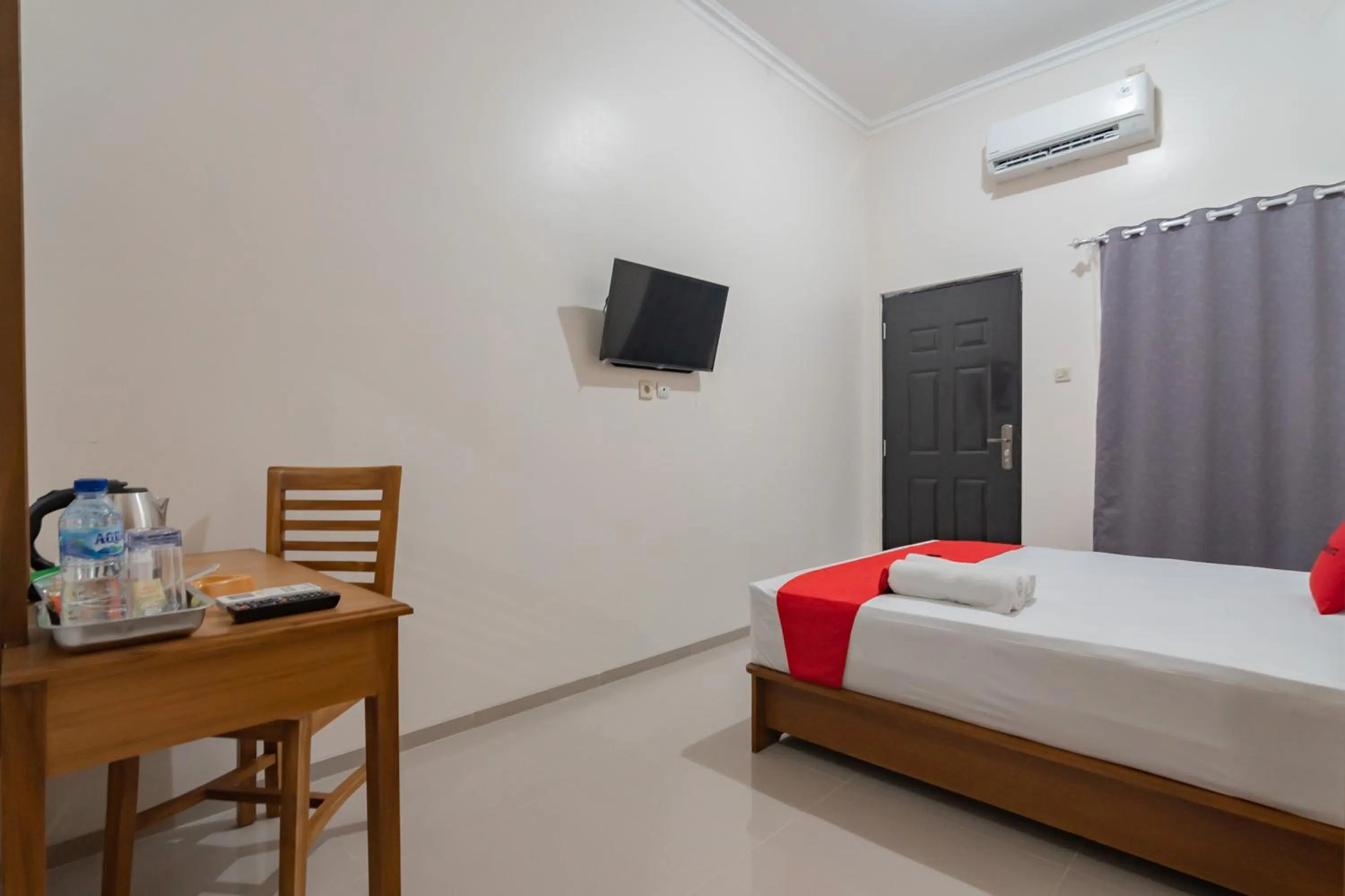 Bed in RedDoorz Syariah Plus @ Perintis Guesthouse Tasikmalaya