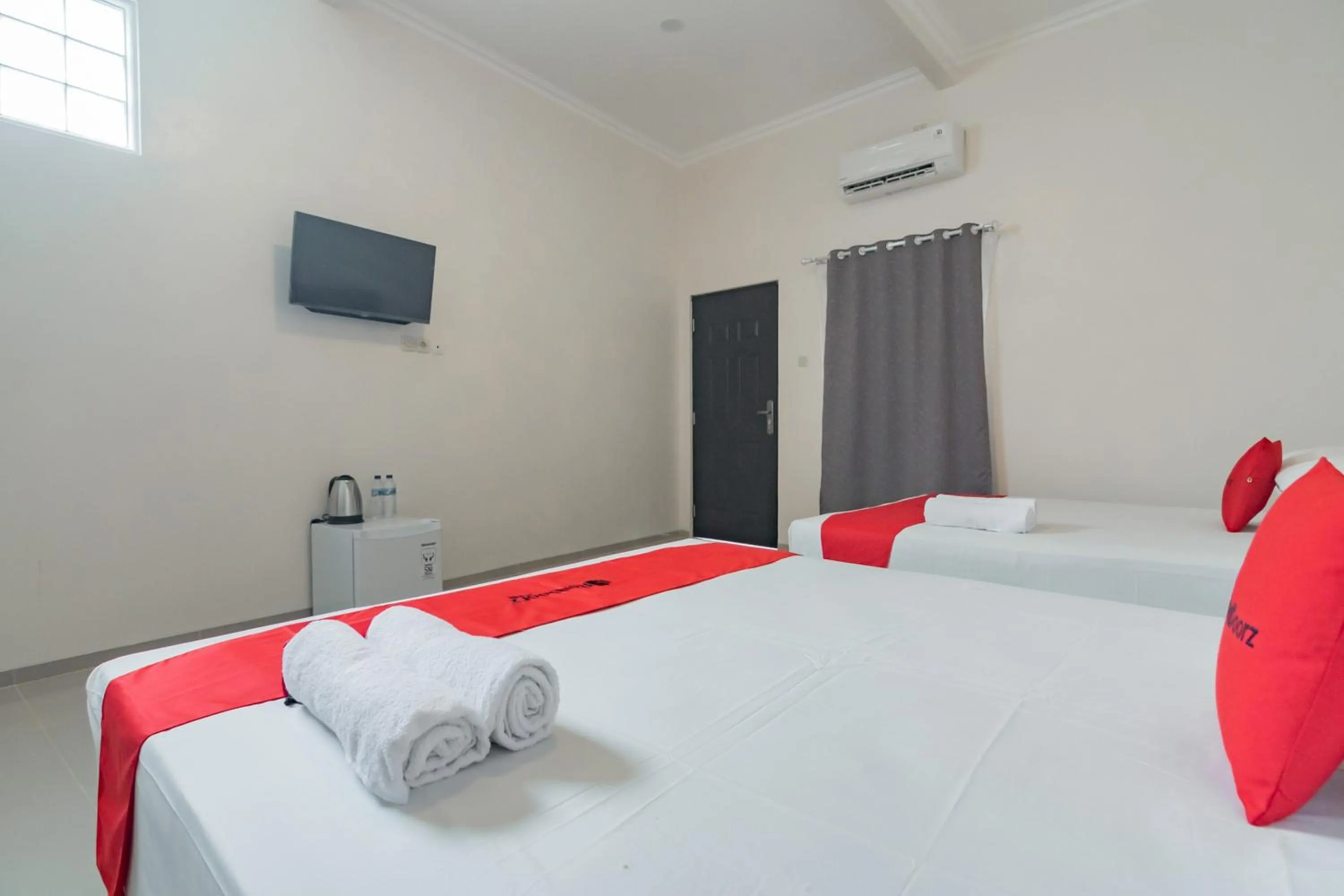 Bed in RedDoorz Syariah Plus @ Perintis Guesthouse Tasikmalaya
