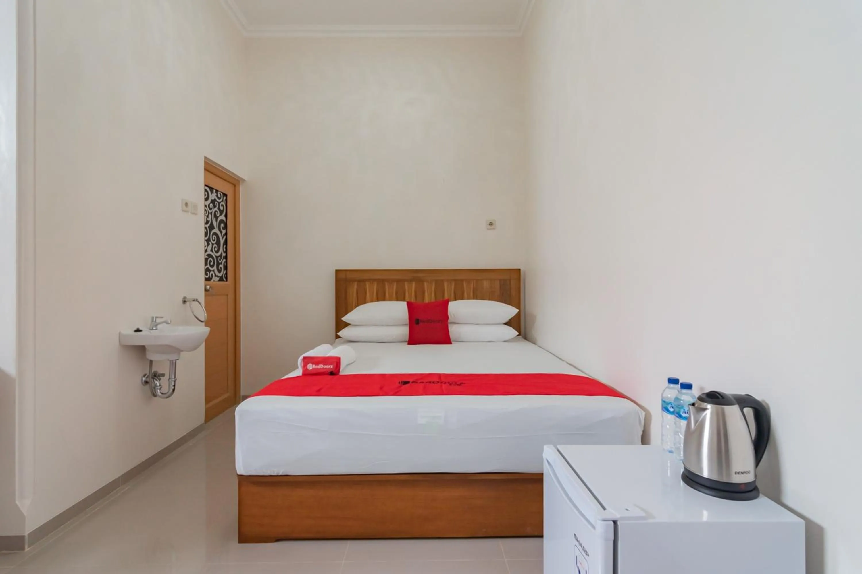 Bed in RedDoorz Syariah Plus @ Perintis Guesthouse Tasikmalaya