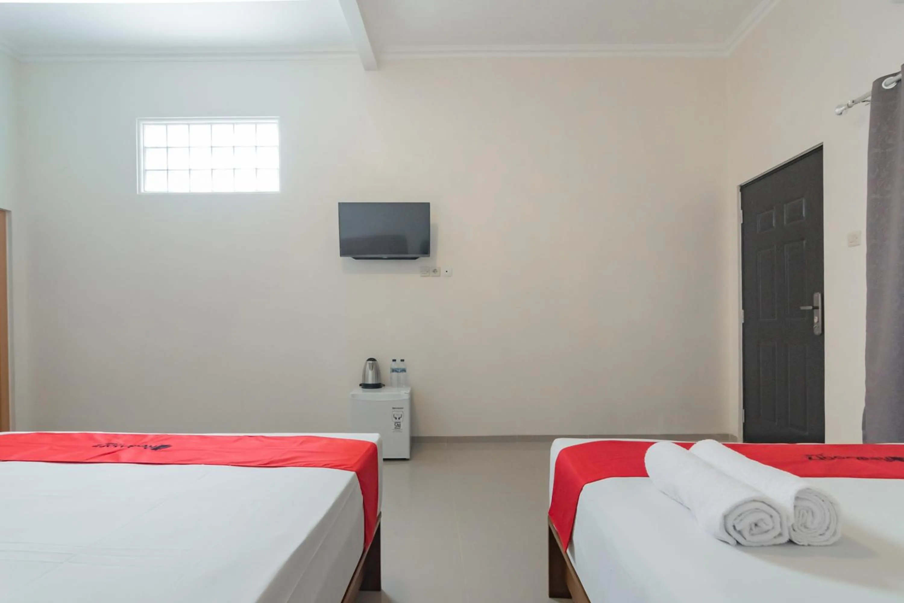 Bed in RedDoorz Syariah Plus @ Perintis Guesthouse Tasikmalaya