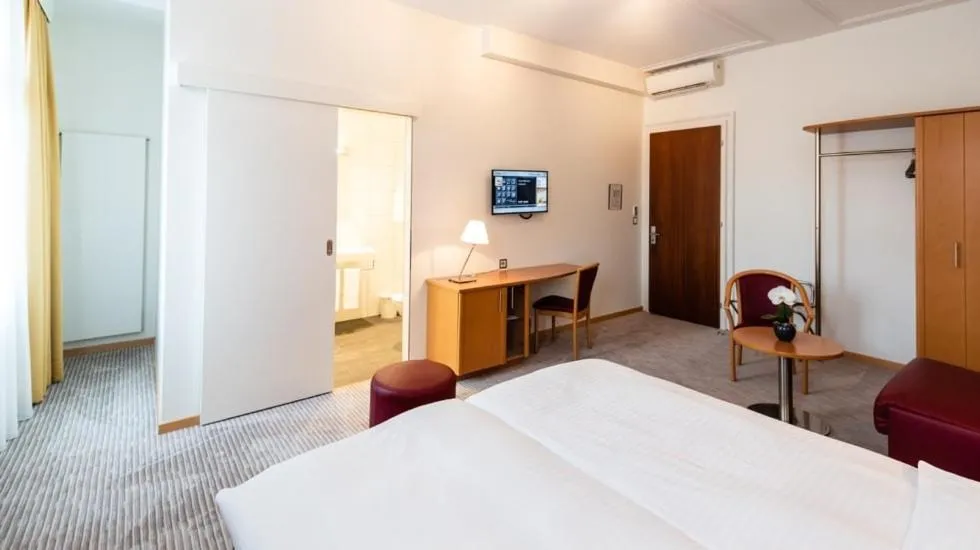 Photo of the whole room, Bed in Central City Hotel Rochat