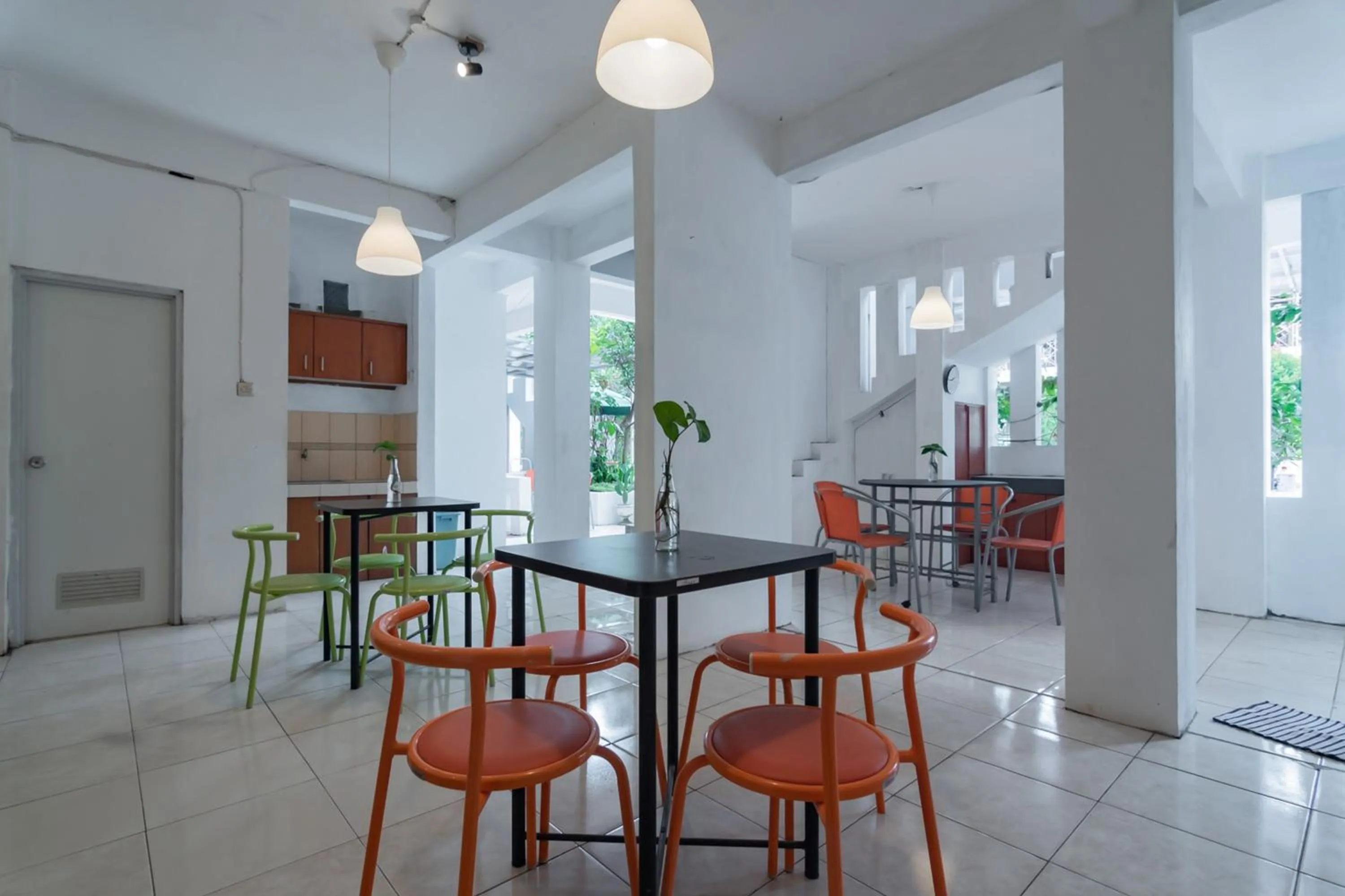 Restaurant/places to eat in Lembur Kiwari Setra Duta Mitra RedDoorz