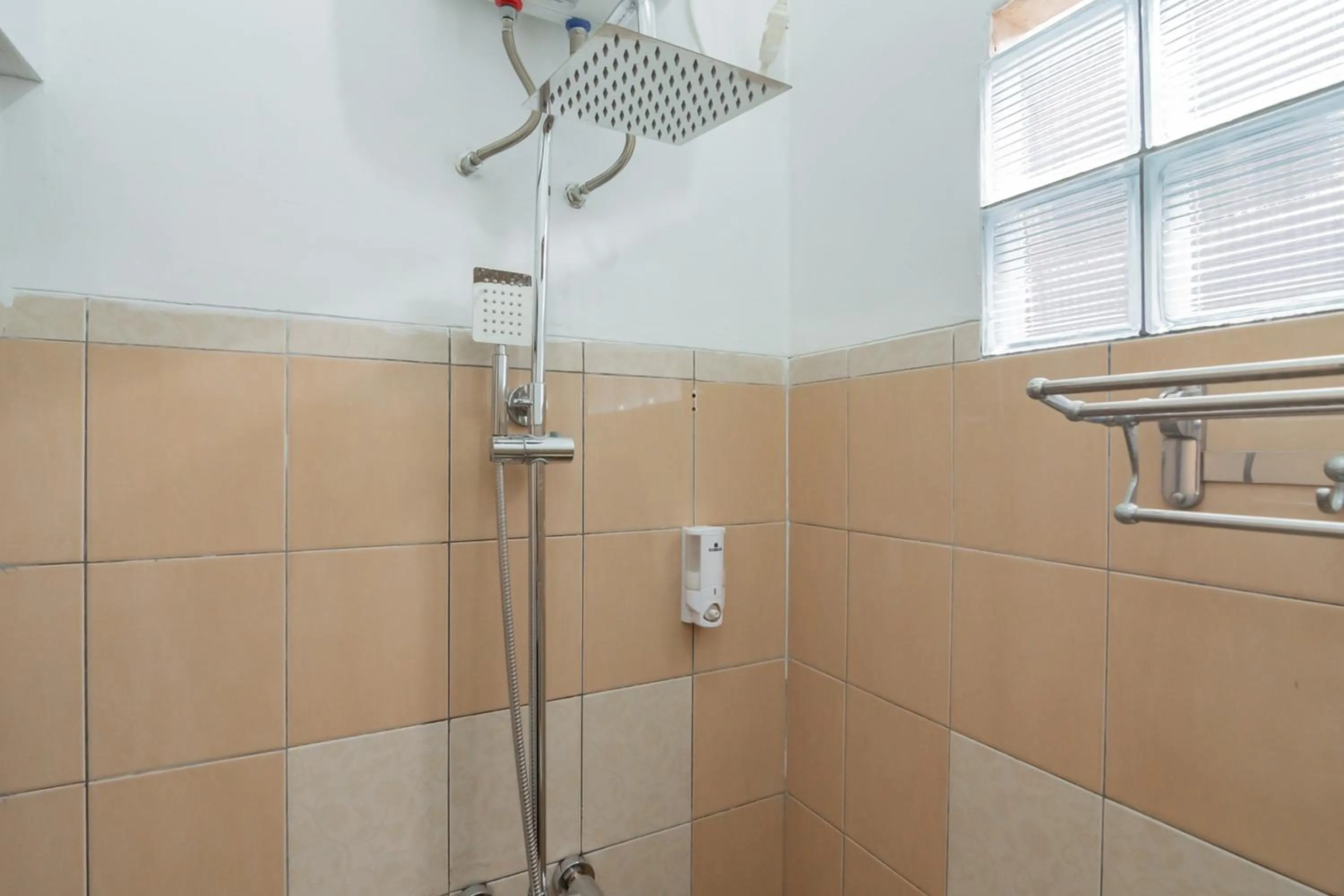 Shower in Lembur Kiwari Setra Duta Mitra RedDoorz