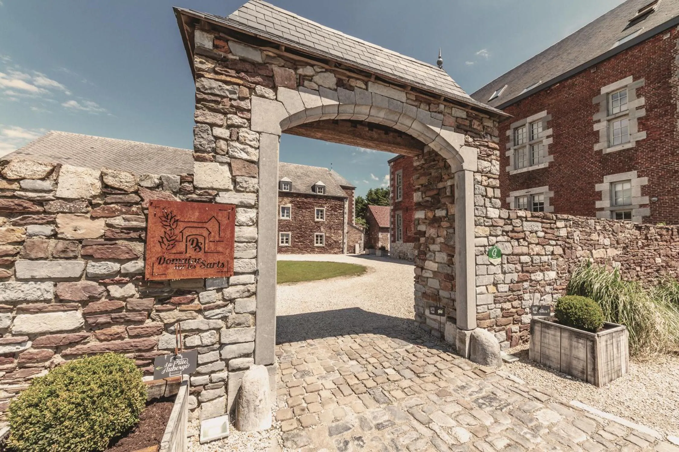 Facade/entrance in Domaine Sur Les Sarts
