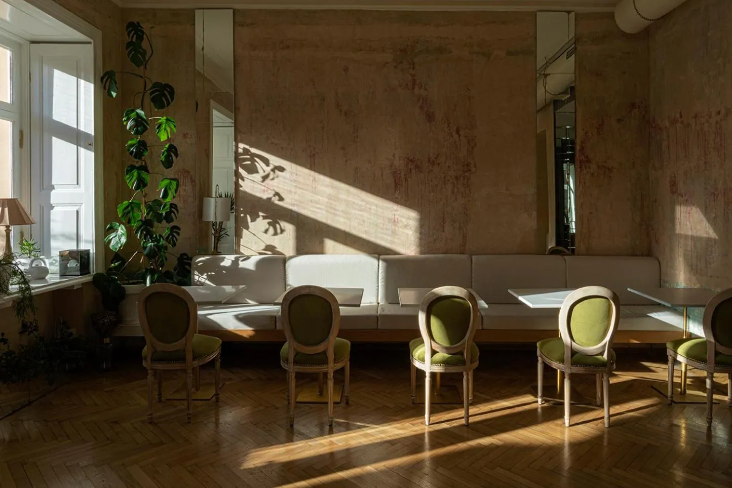 Restaurant/places to eat in Unfound Door - Design Hotel