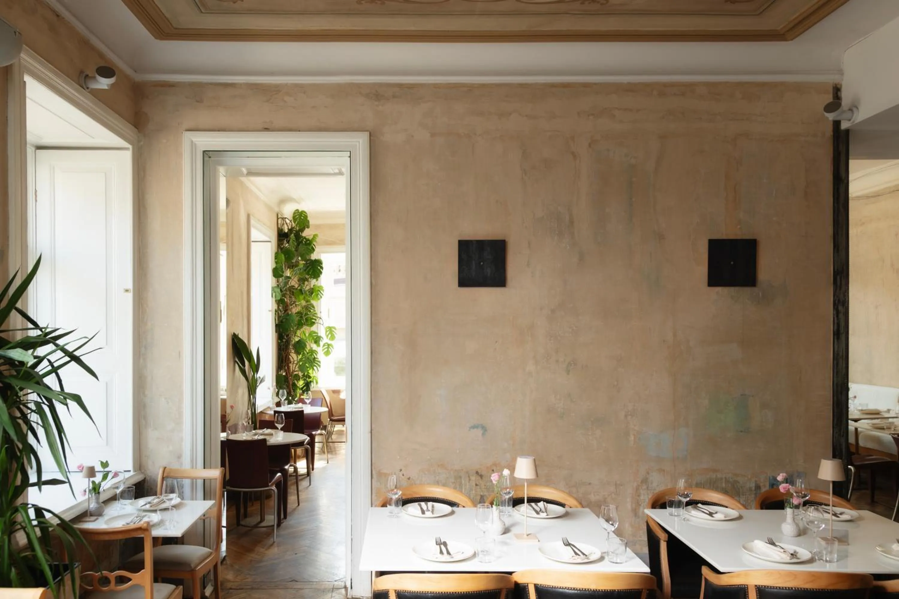 Restaurant/places to eat in Unfound Door - Design Hotel