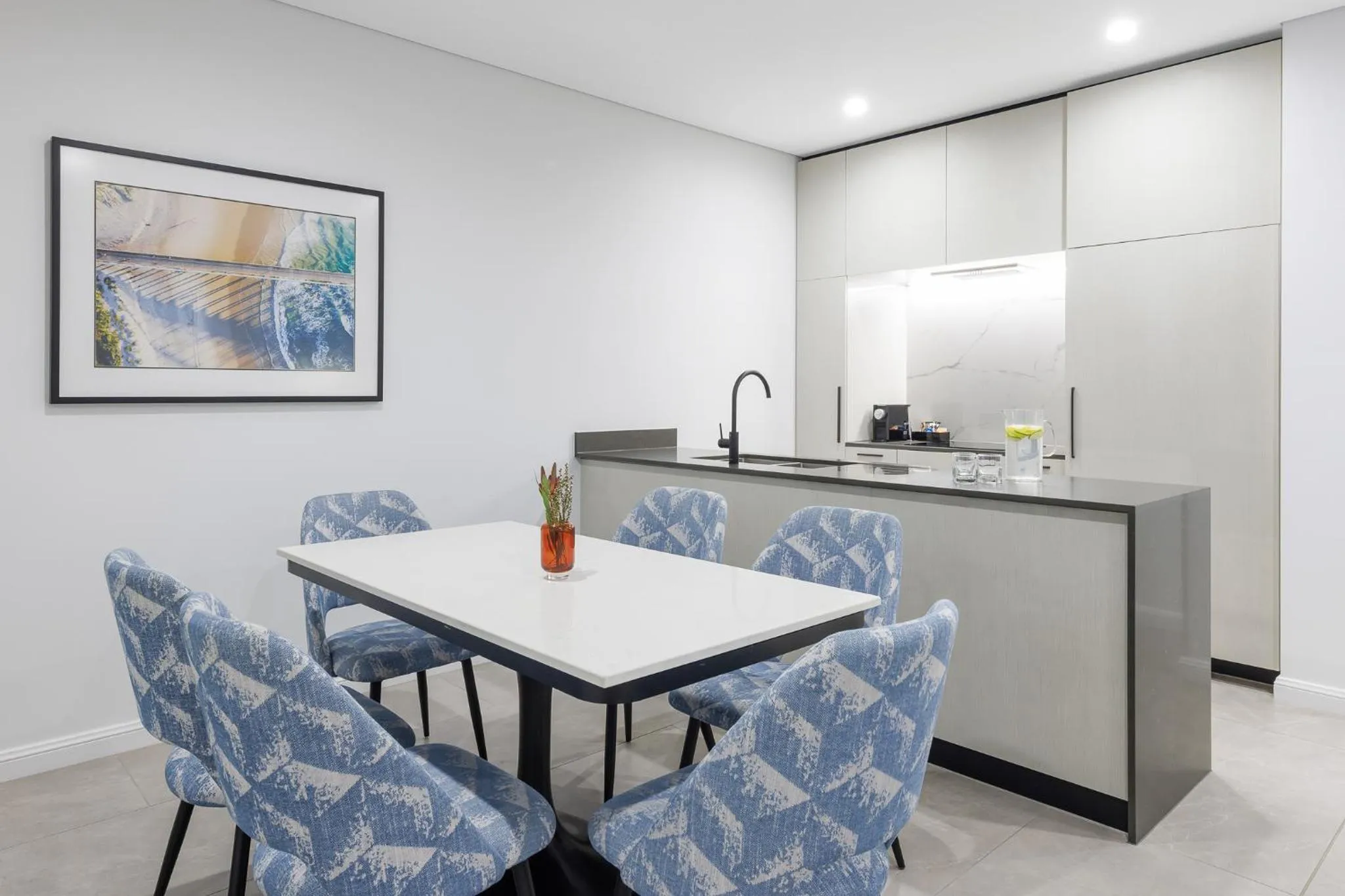 Kitchen or kitchenette in Meriton Suites Surfers Paradise