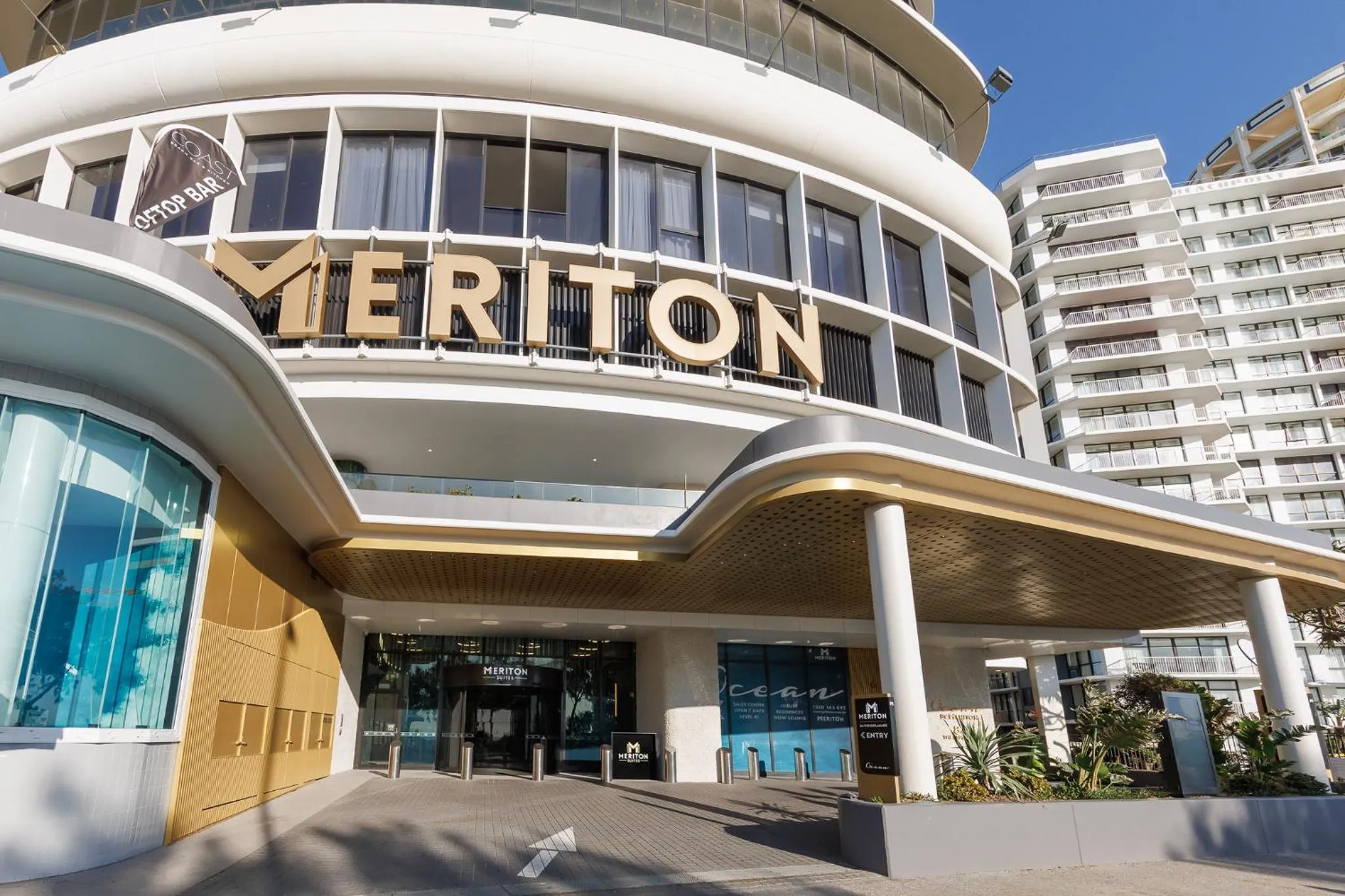 Property building in Meriton Suites Surfers Paradise