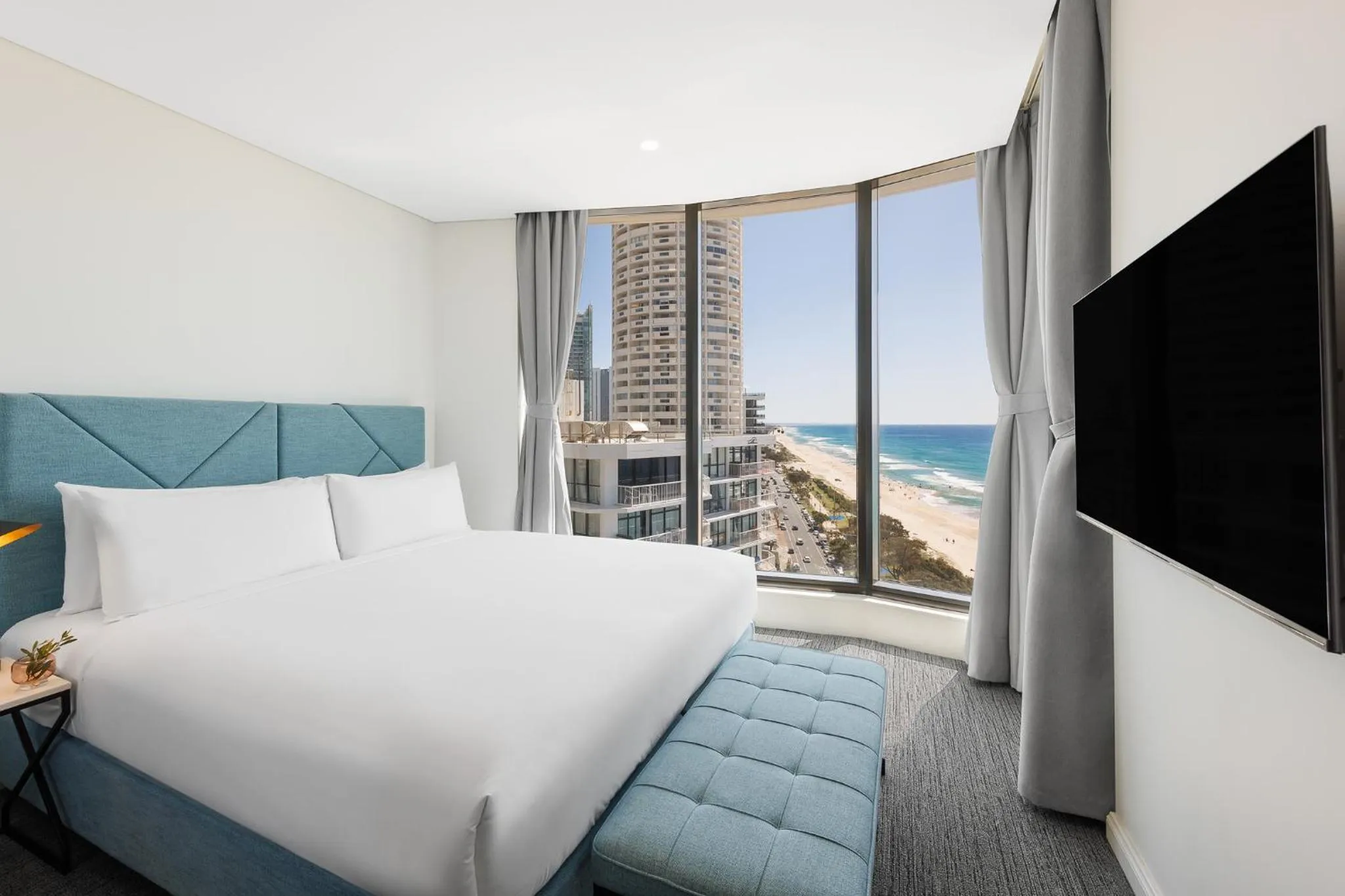 Bed in Meriton Suites Surfers Paradise