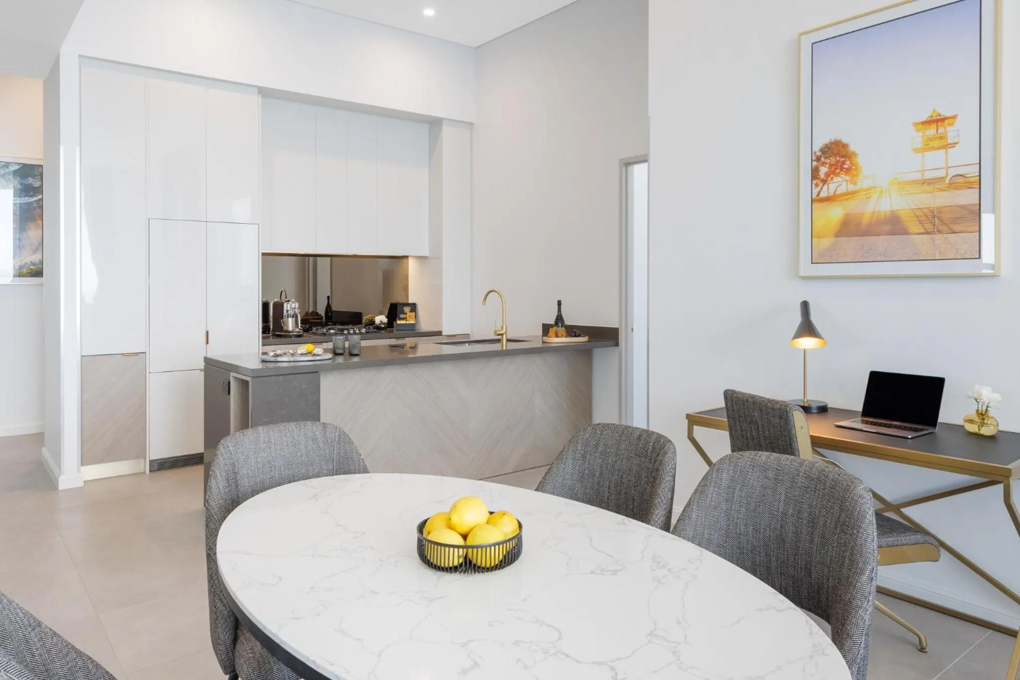Kitchen or kitchenette in Meriton Suites Surfers Paradise