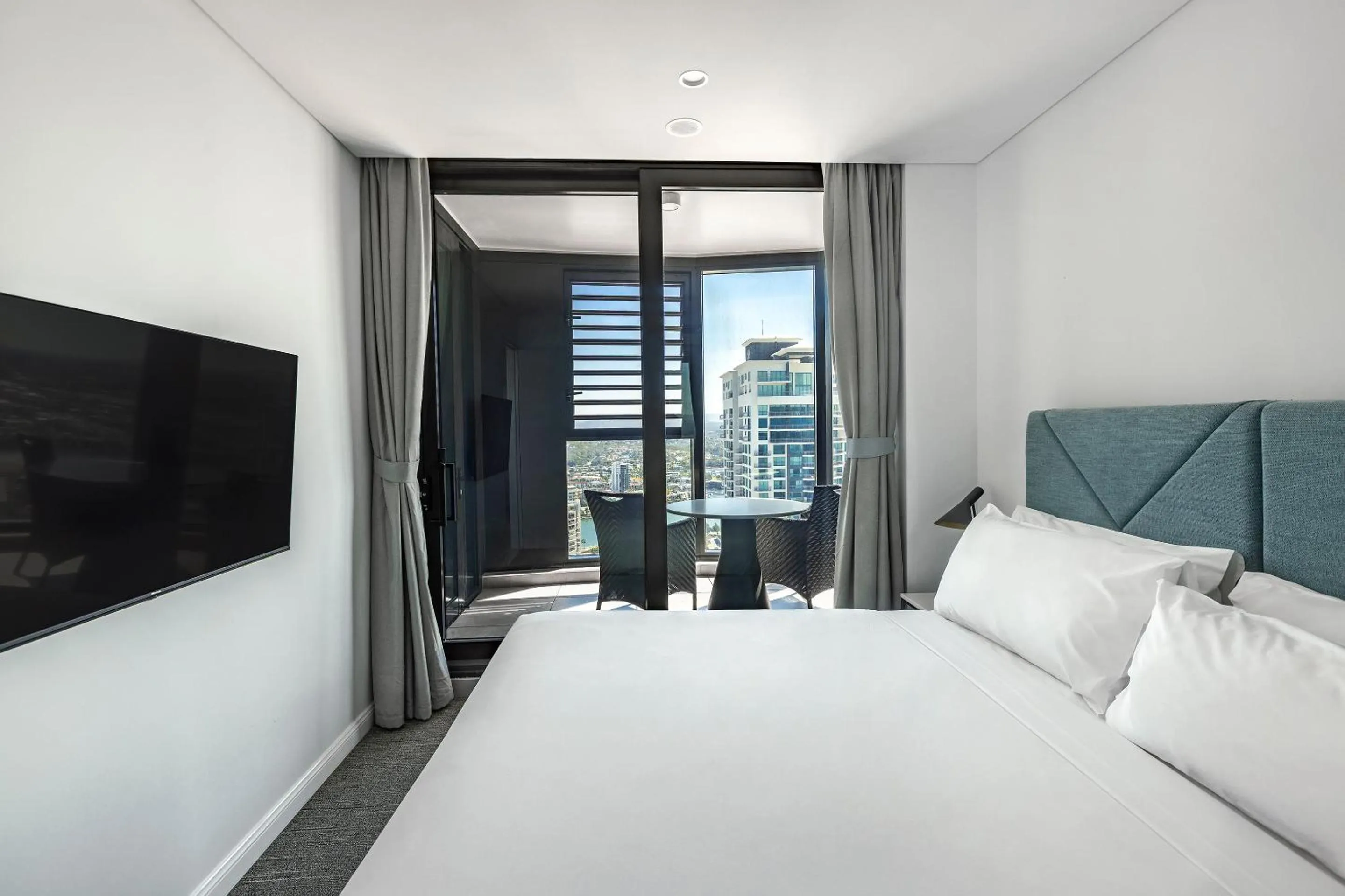 Bed in Meriton Suites Surfers Paradise