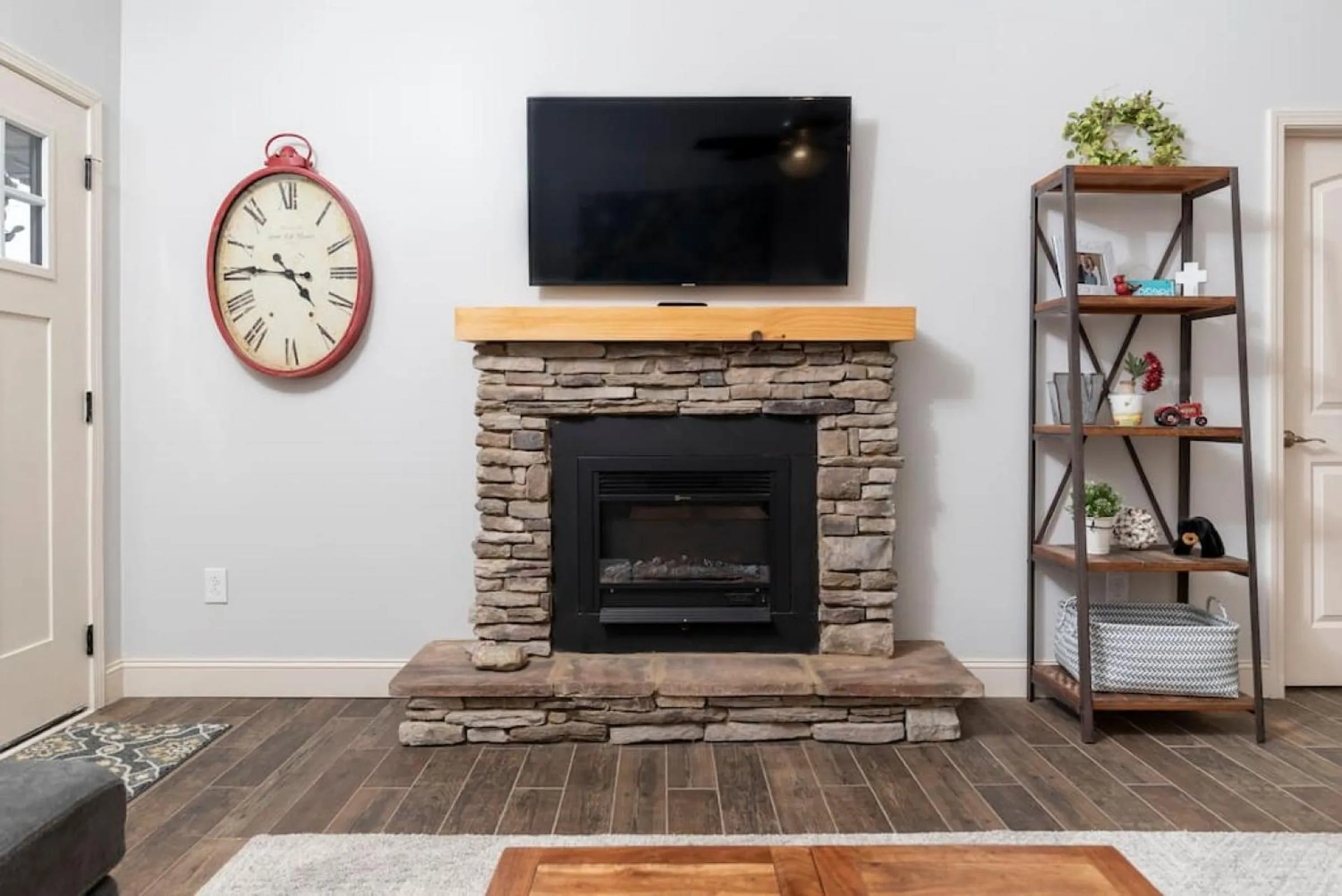 TV and multimedia in Elegant Cades Cove Condo with Community Pool