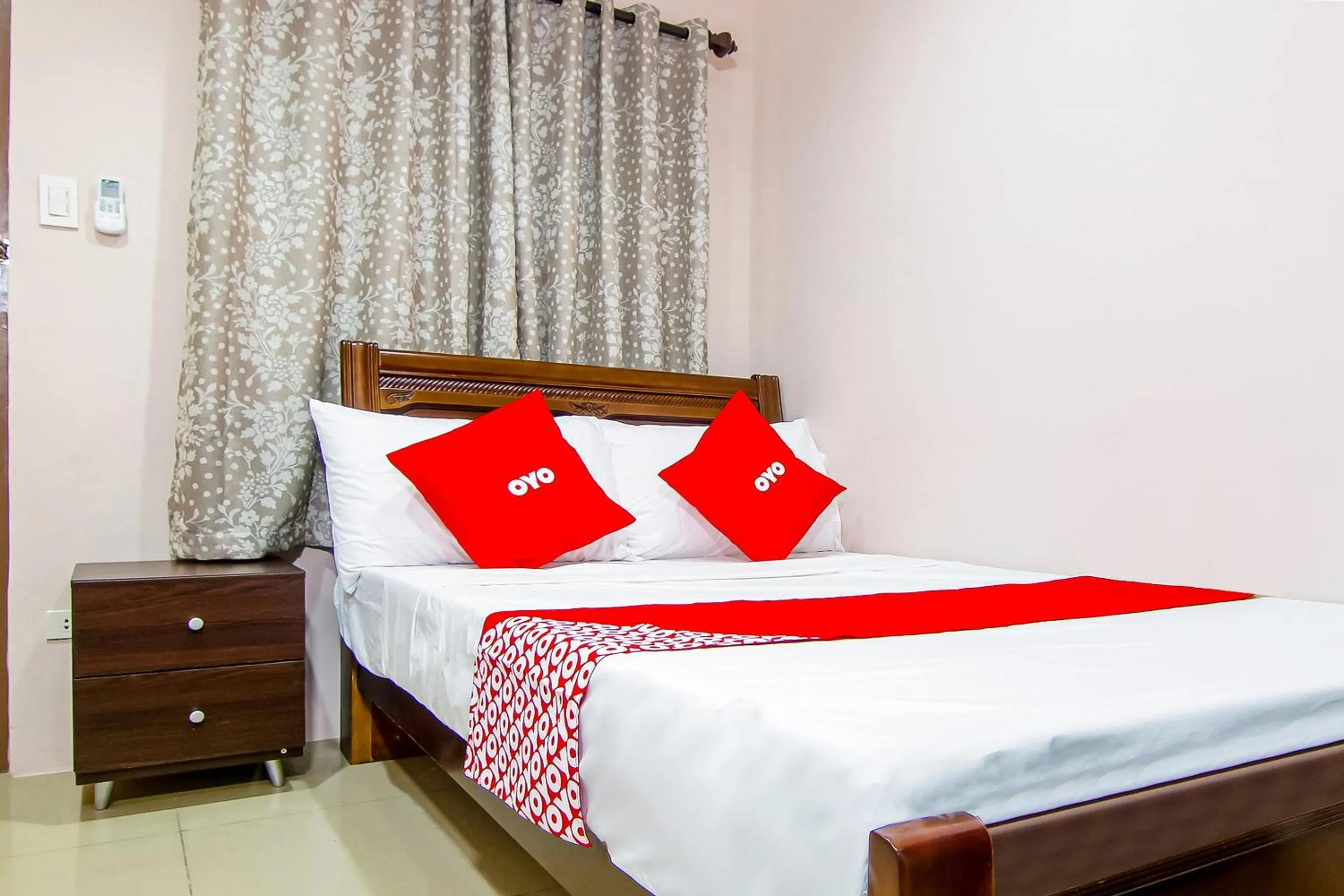 Bedroom in OYO 766 Ichehan Apartments