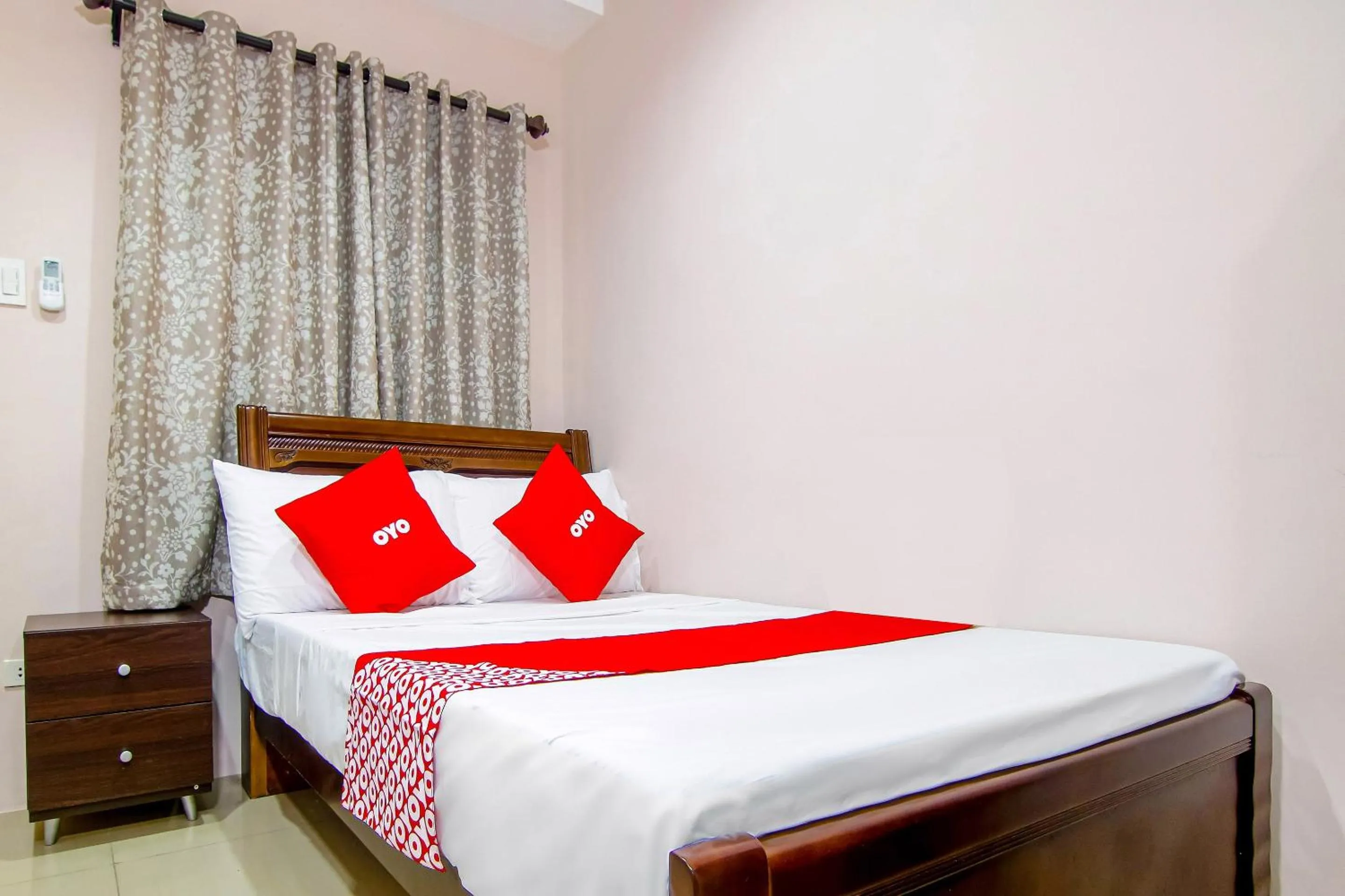 Bedroom in OYO 766 Ichehan Apartments