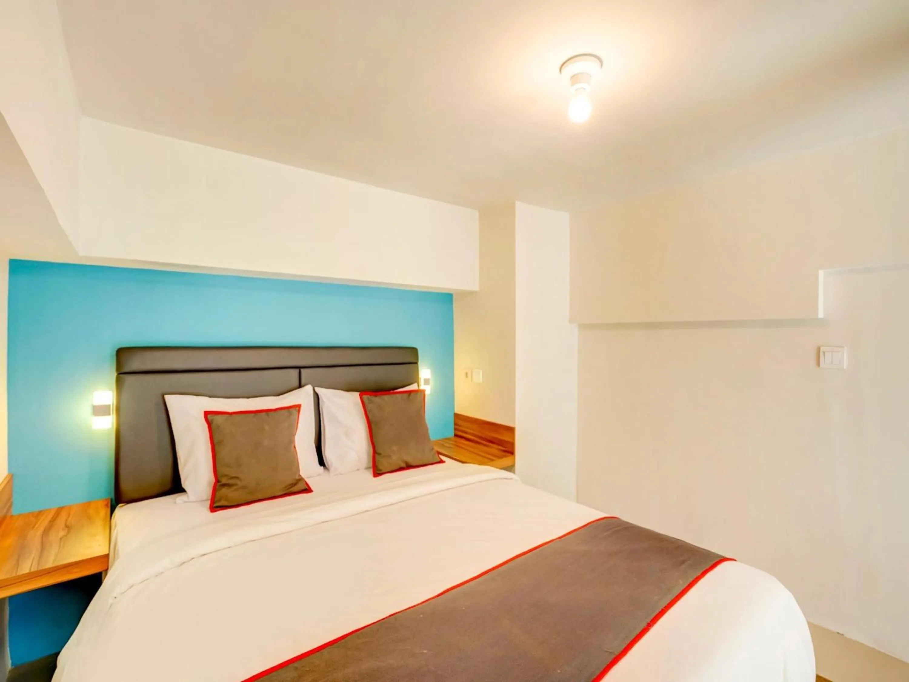 Bedroom, Bed in Collection O 30 Amega Crown Sub