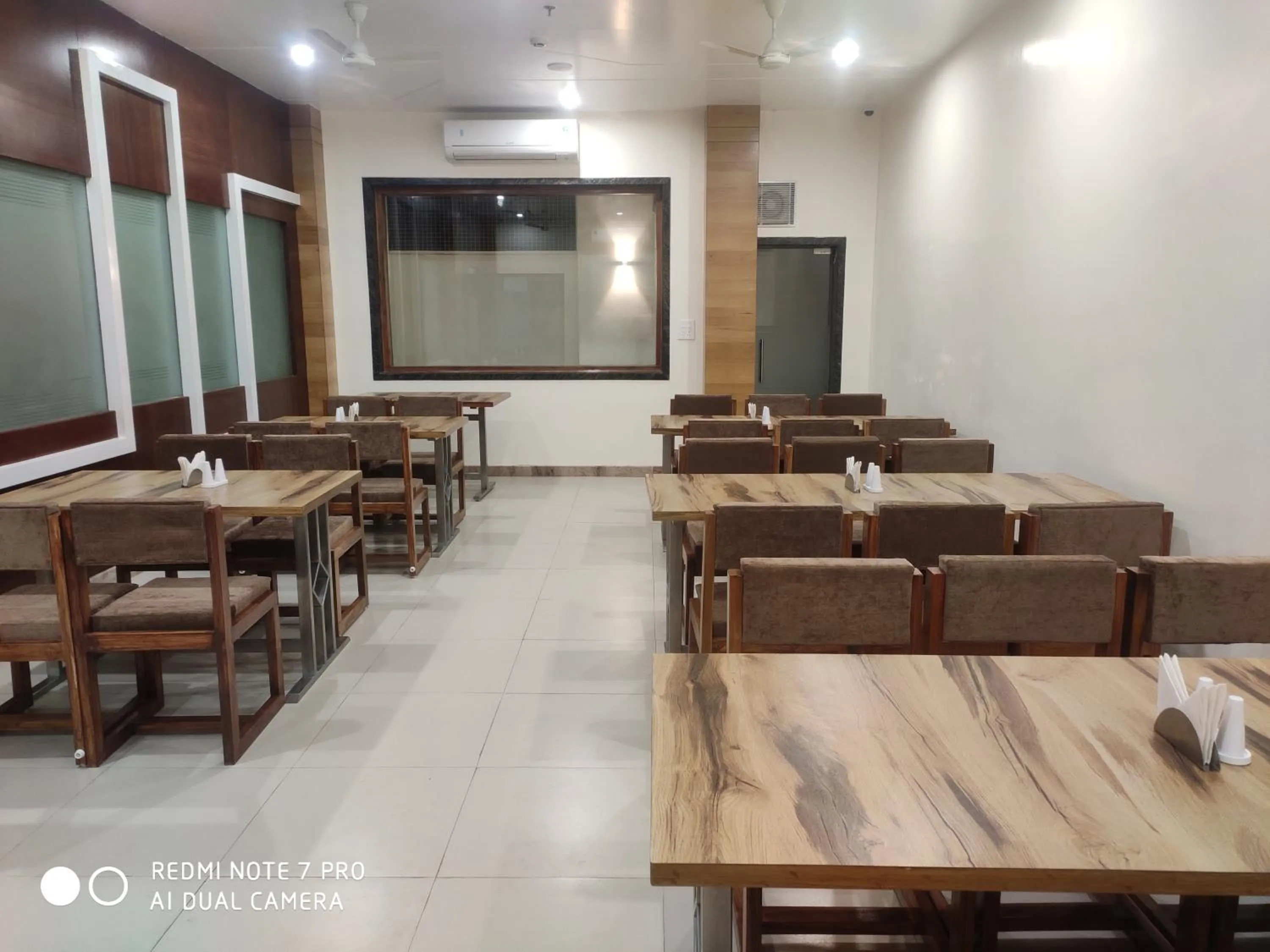 Restaurant/places to eat in Hotel Shree Shyam International