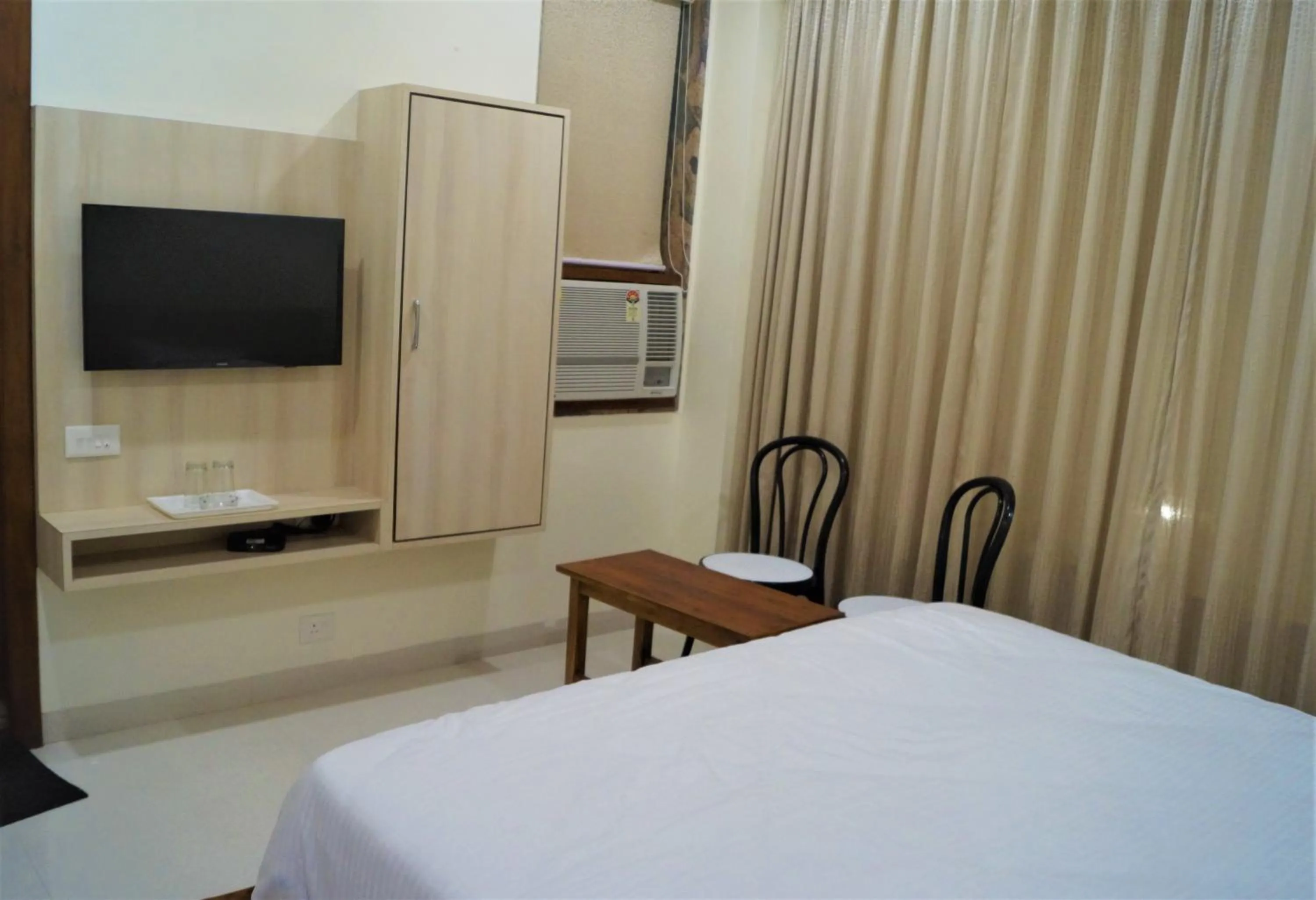 Bedroom, Bed in Hotel Shree Shyam International
