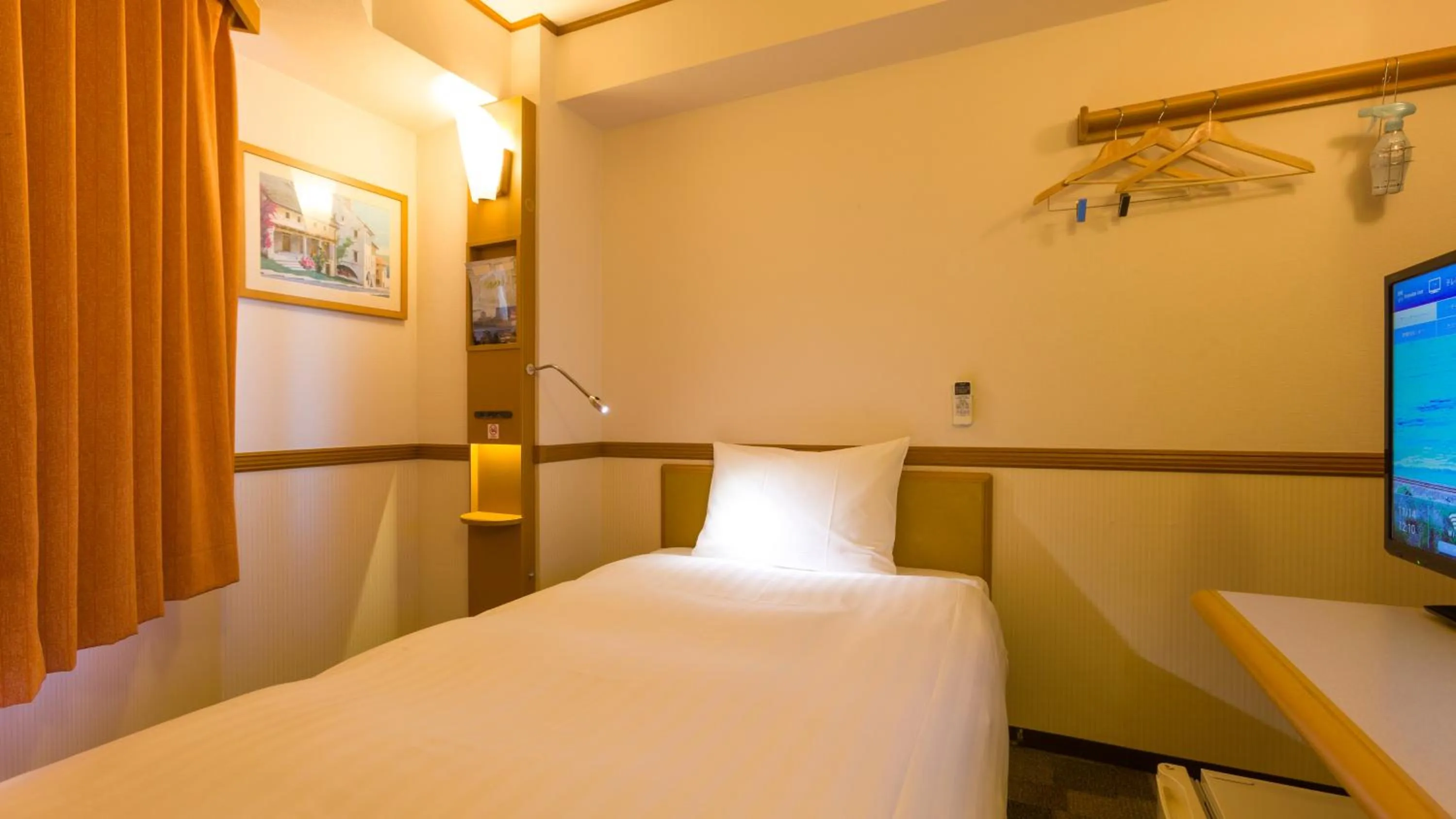 Bed in Toyoko Inn Shin-yokohama Ekimae Shinkan