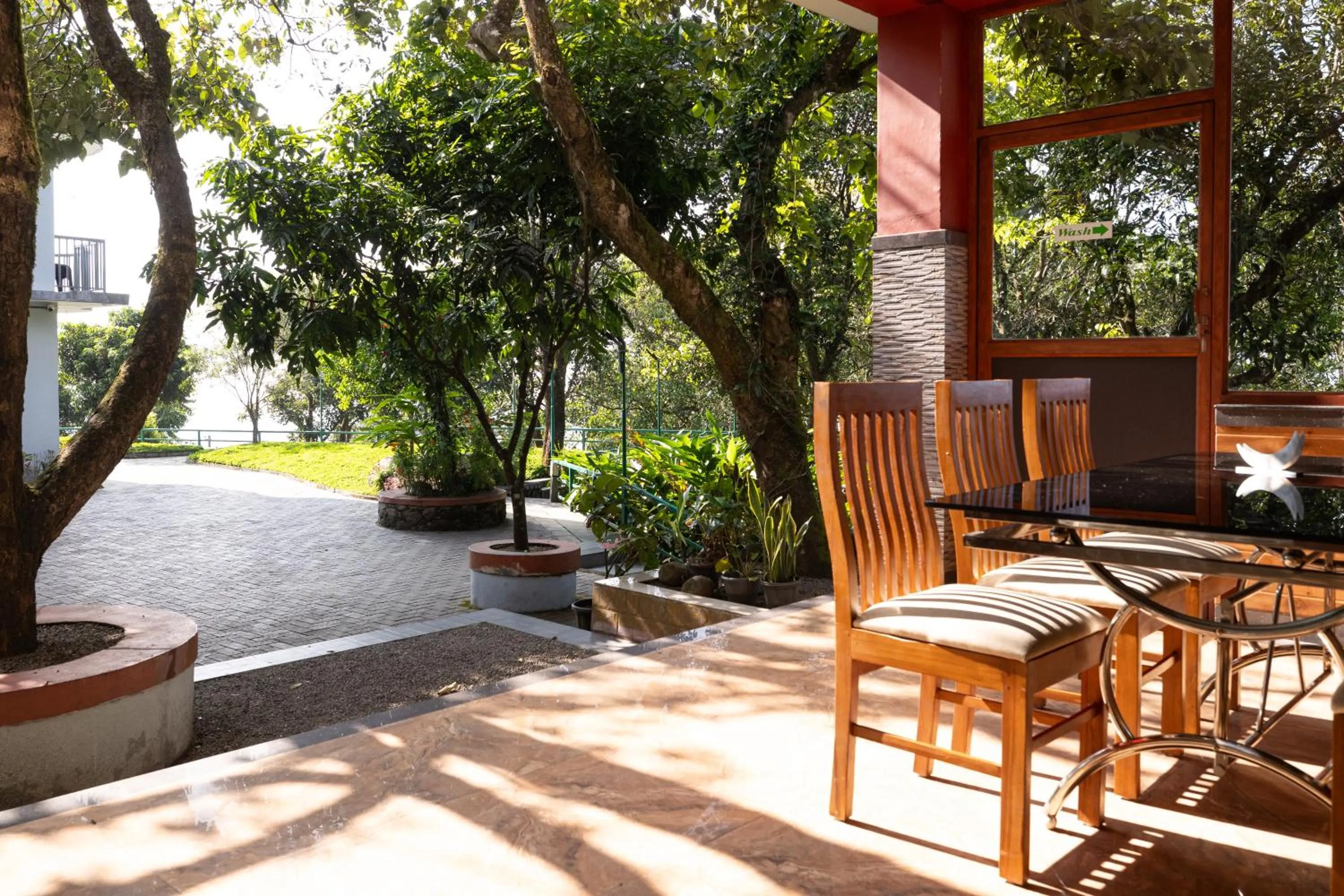 Restaurant/places to eat in Avadale Idukki - Stag Groups Not Allowed