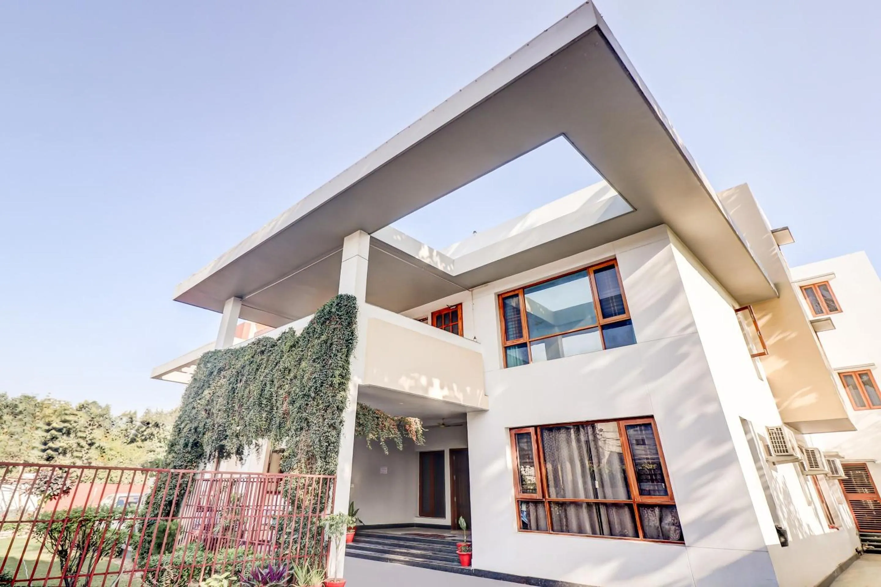 Facade/entrance in Hotel O by OYO Tokyo