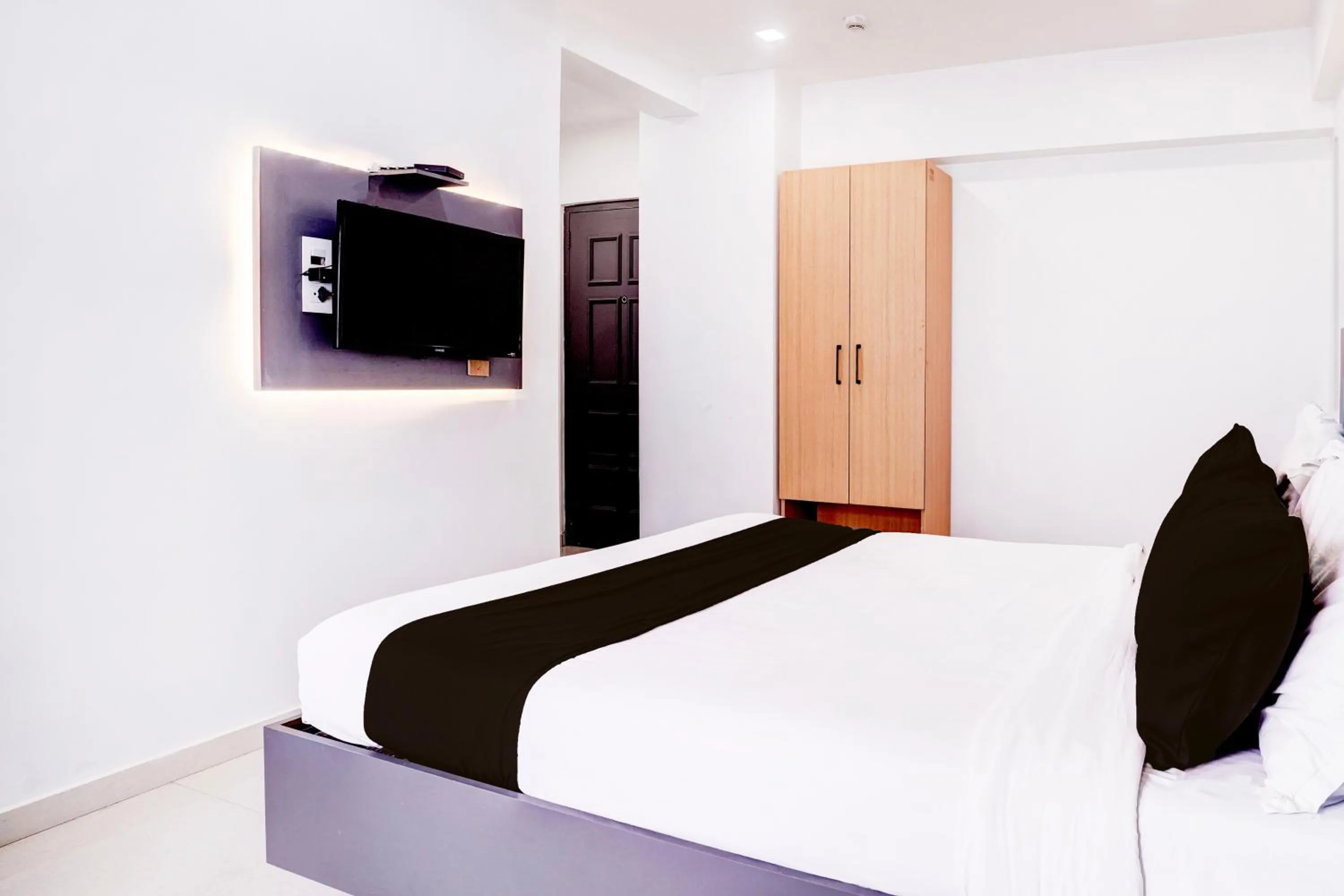 Bedroom, Bed in Super Townhouse OAK Kopar Khairane Navi Mumbai Formerly IVY Hotel