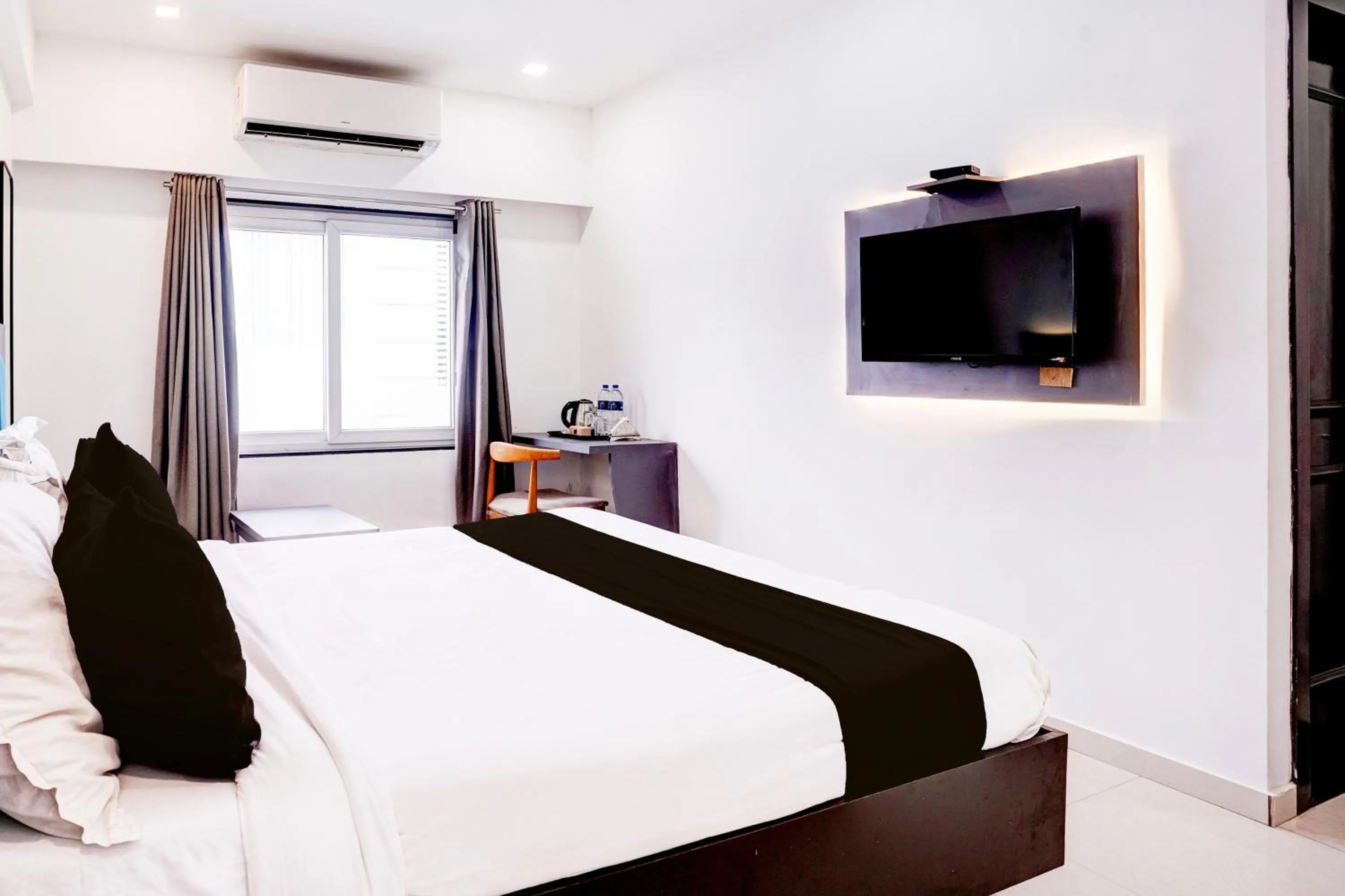 Bedroom, Bed in Super Townhouse OAK Kopar Khairane Navi Mumbai Formerly IVY Hotel