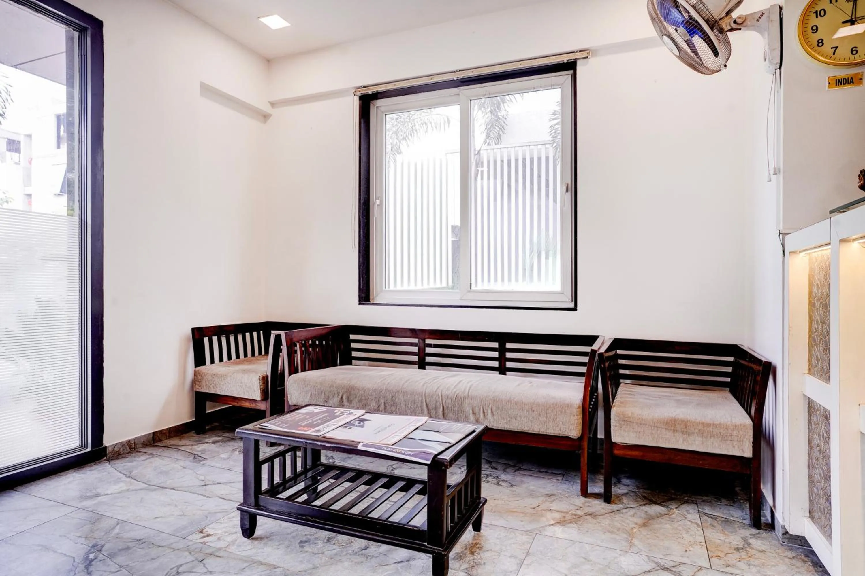 Lobby or reception in Super Townhouse OAK Kopar Khairane Navi Mumbai Formerly IVY Hotel