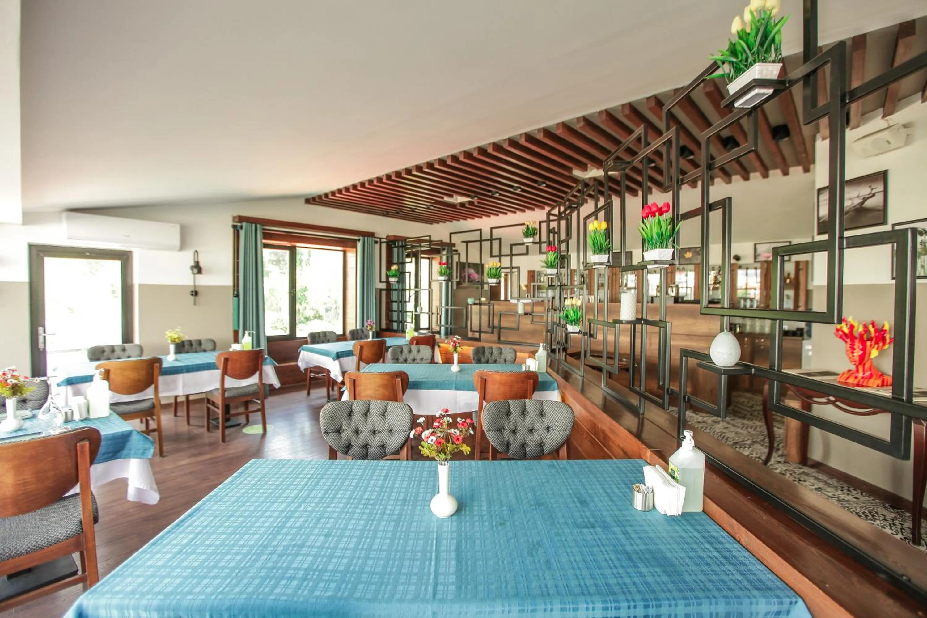 Restaurant/places to eat in The Life Hotel & Spa