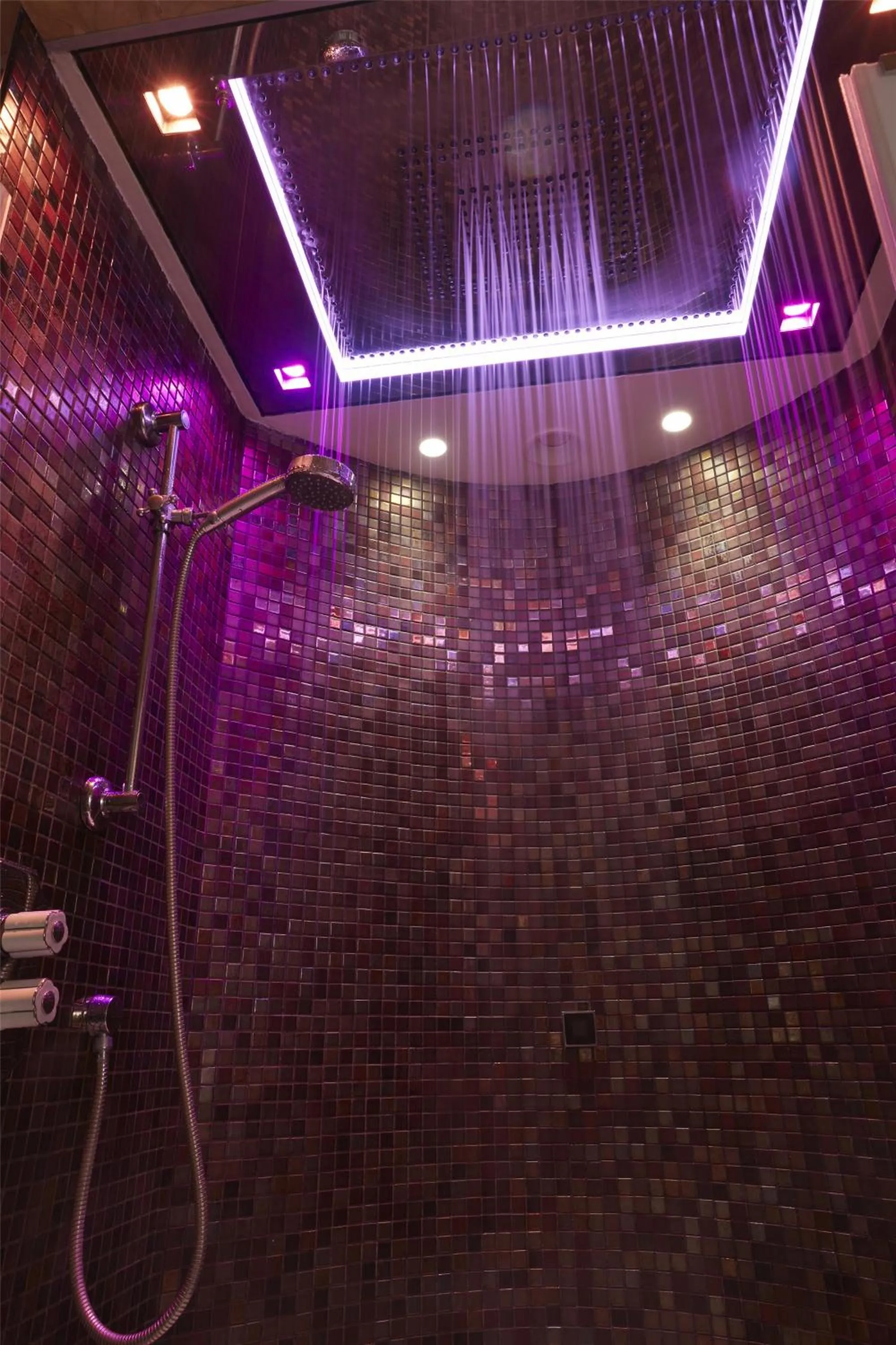 Shower in Paris j'Adore Hotel & Spa
