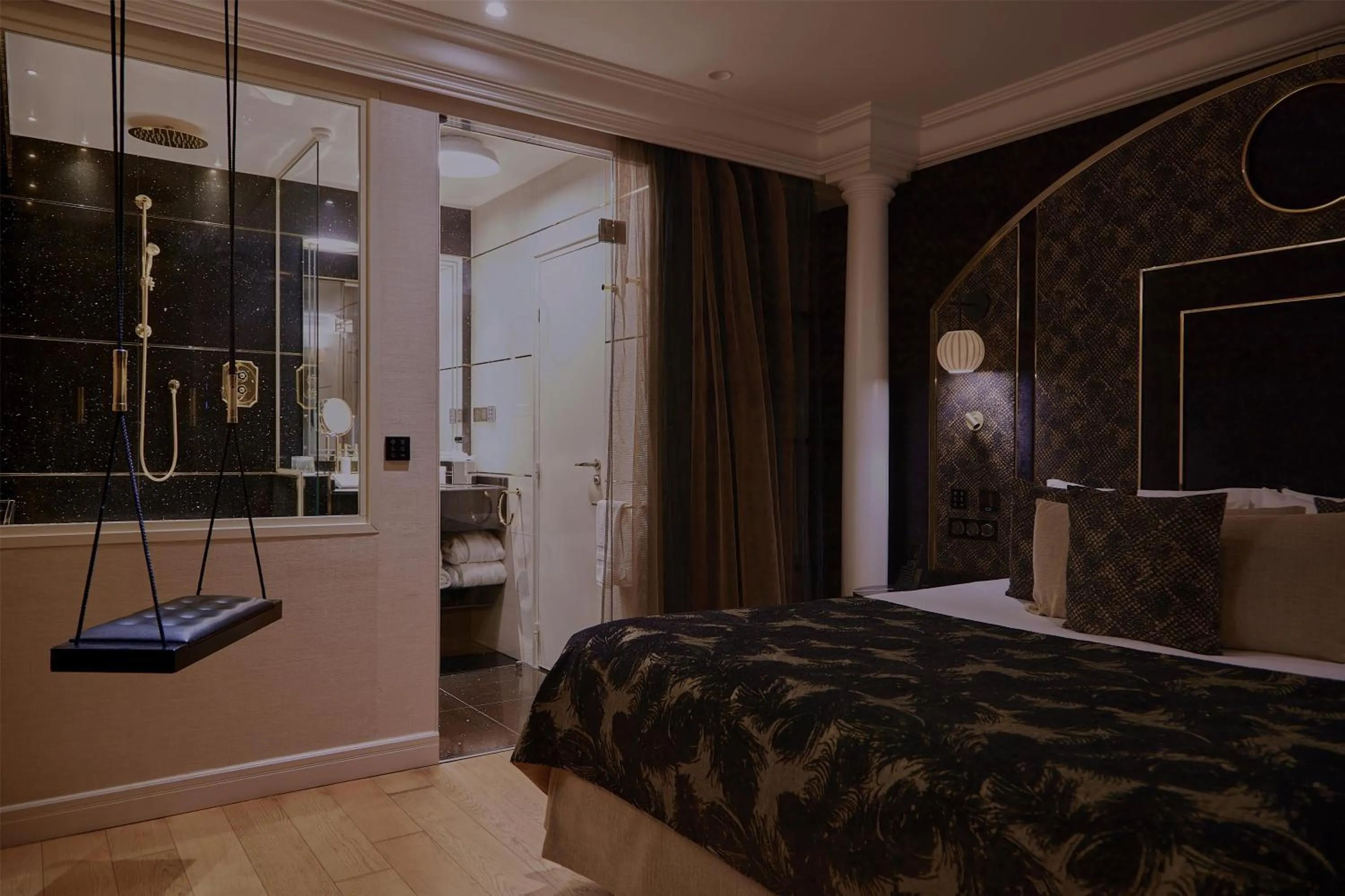 Hot Tub, Bed in Paris j'Adore Hotel & Spa