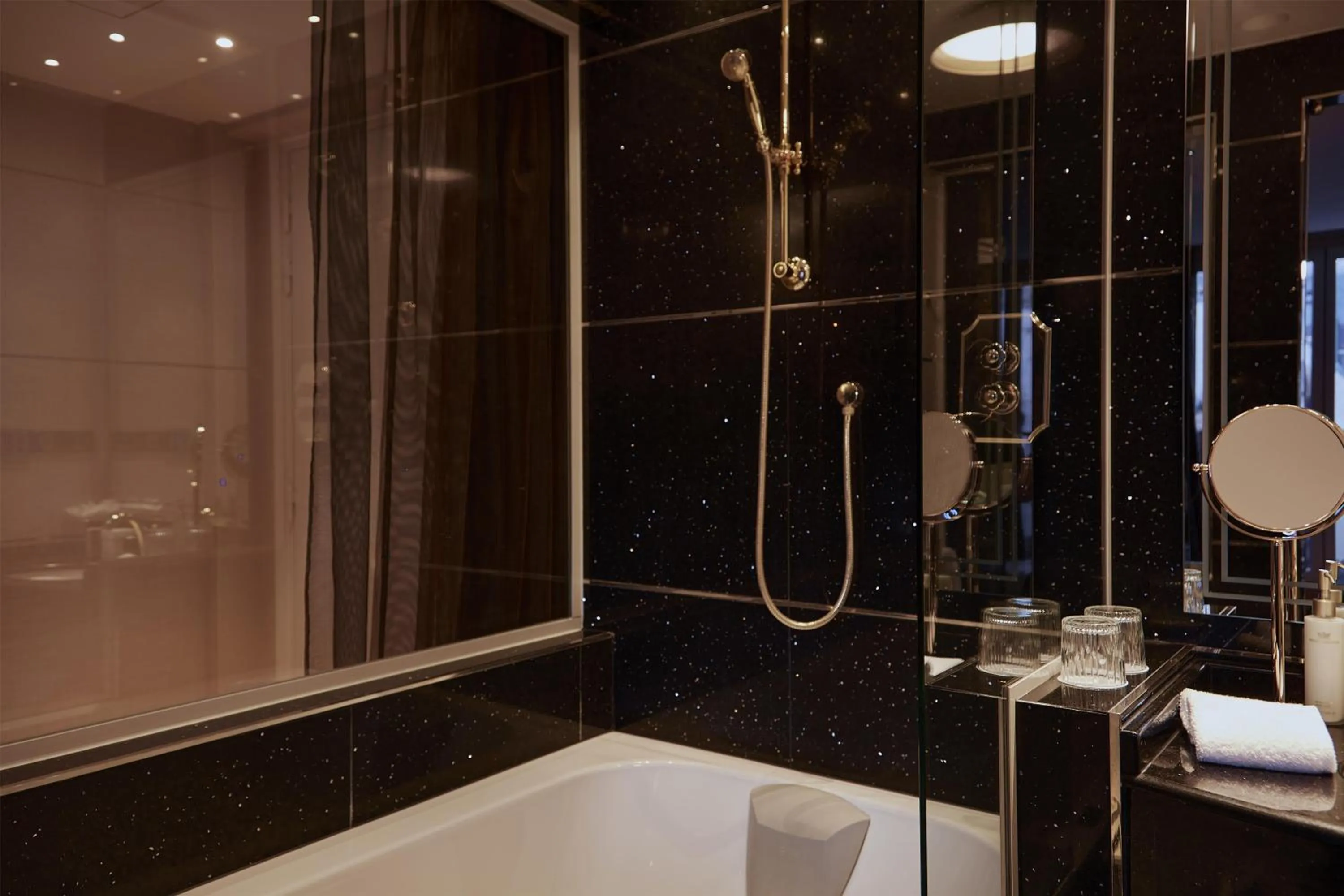 Hot Tub in Paris j'Adore Hotel & Spa