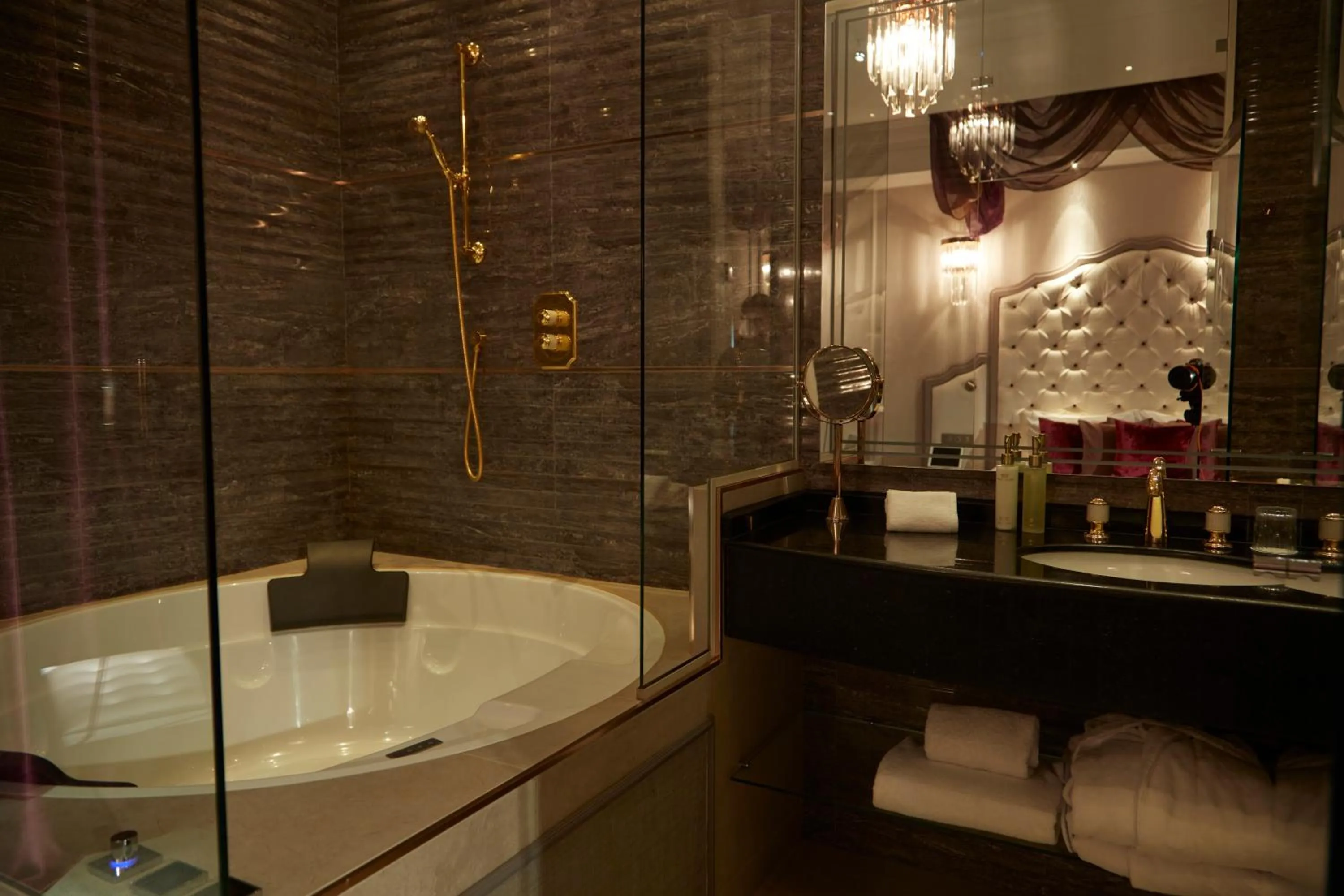 Hot Tub in Paris j'Adore Hotel & Spa