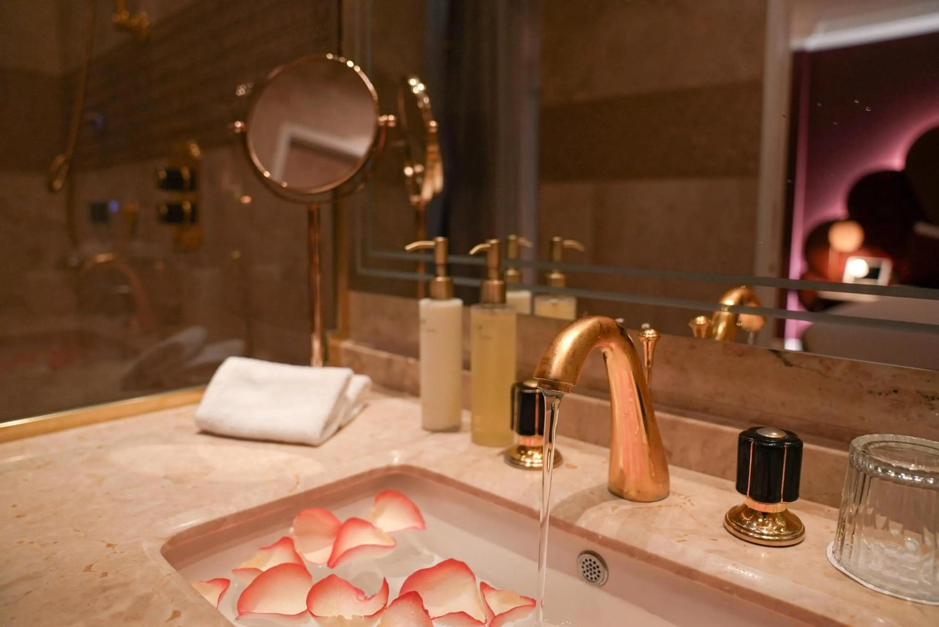 Shower in Paris j'Adore Hotel & Spa