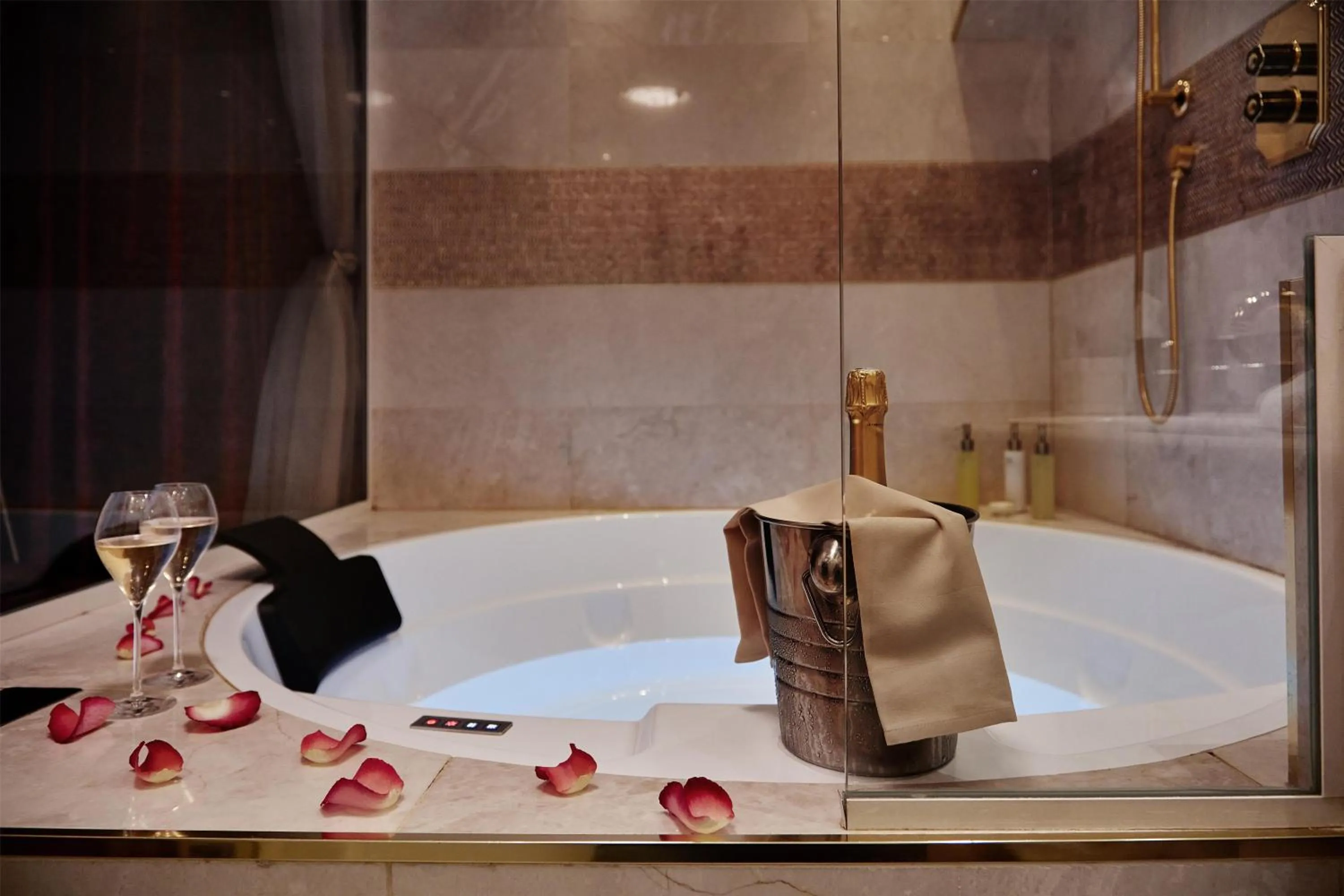 Hot Tub in Paris j'Adore Hotel & Spa