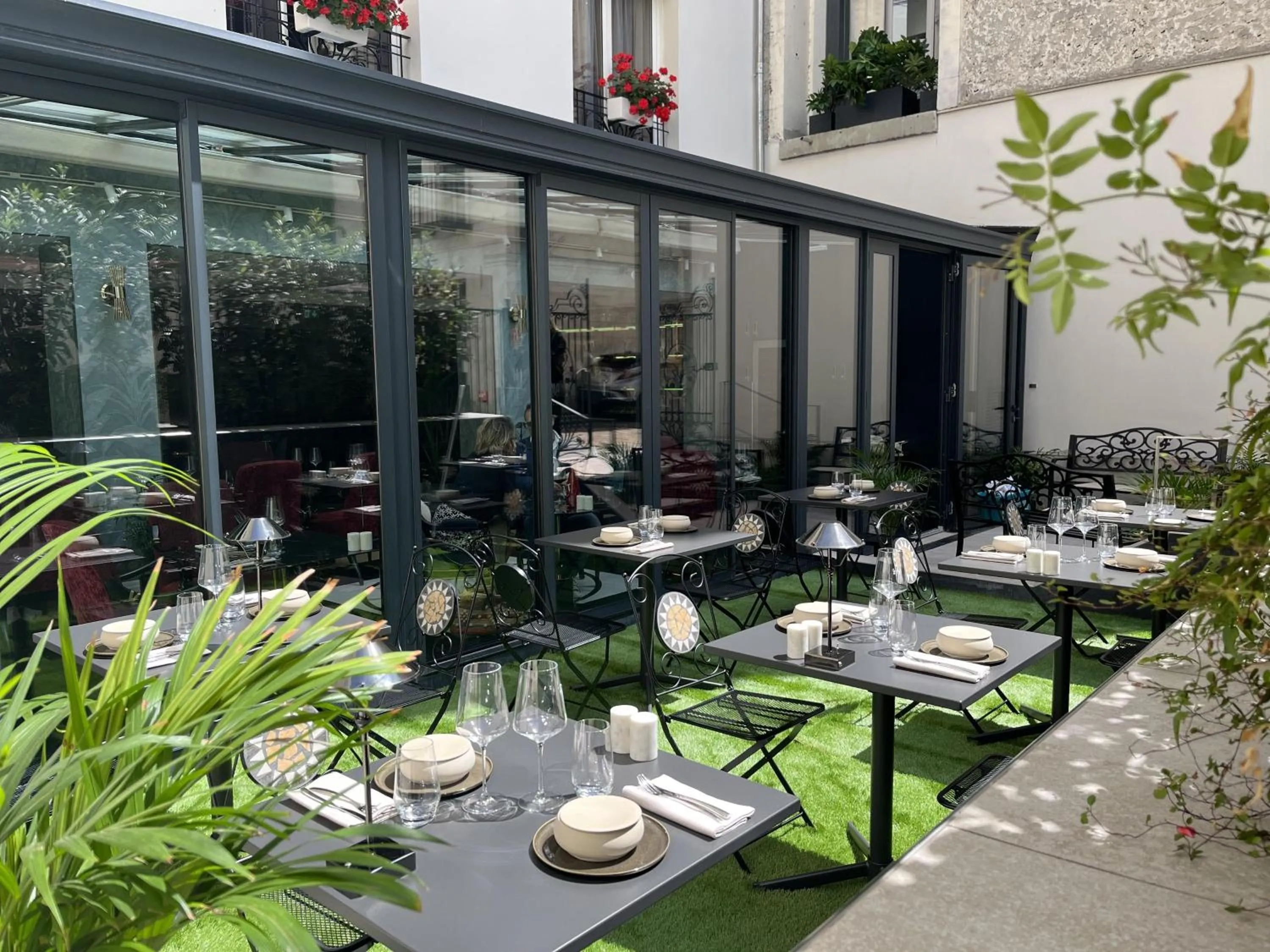 Restaurant/places to eat in Paris j'Adore Hotel & Spa
