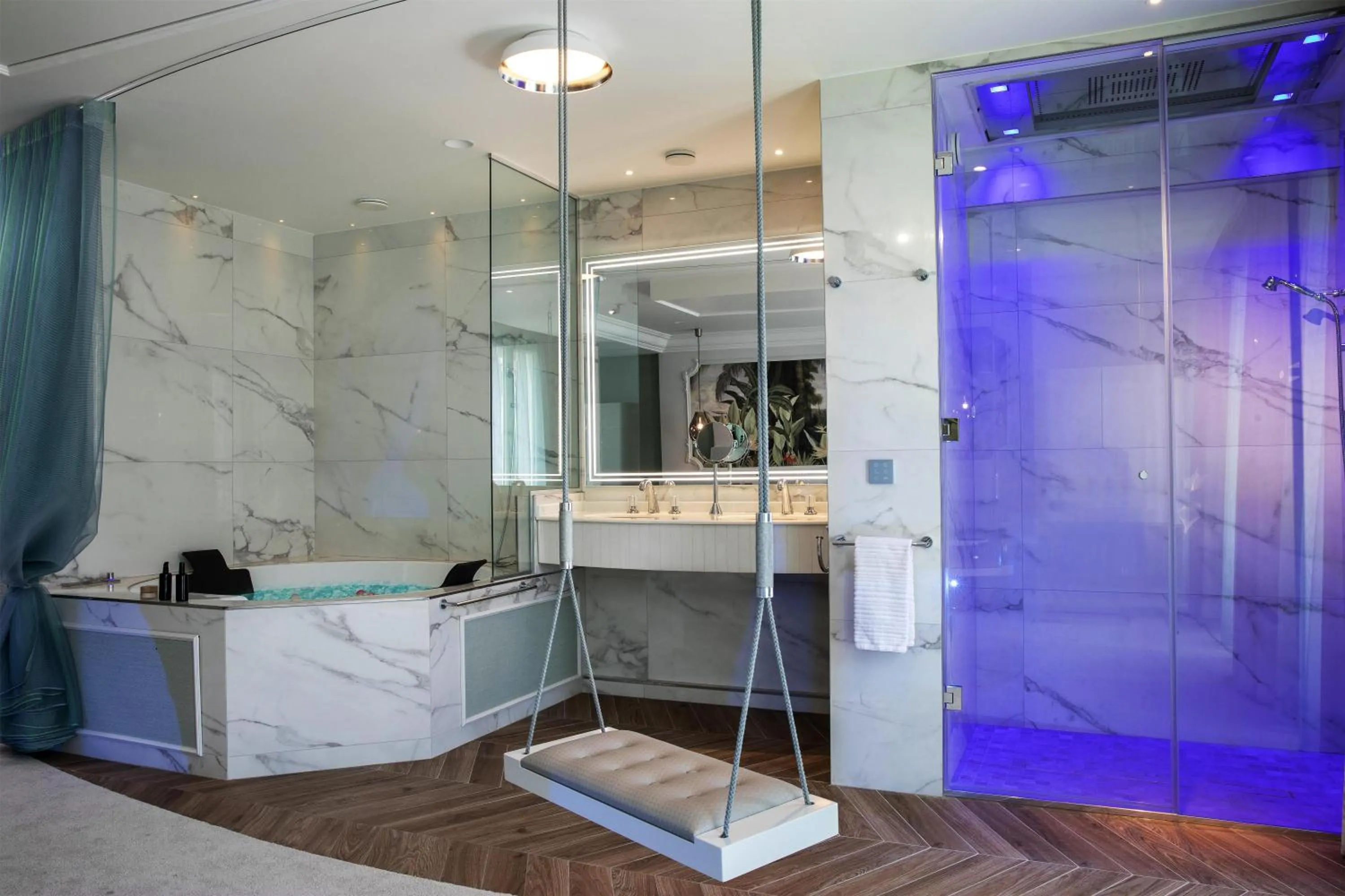 Shower in Paris j'Adore Hotel & Spa