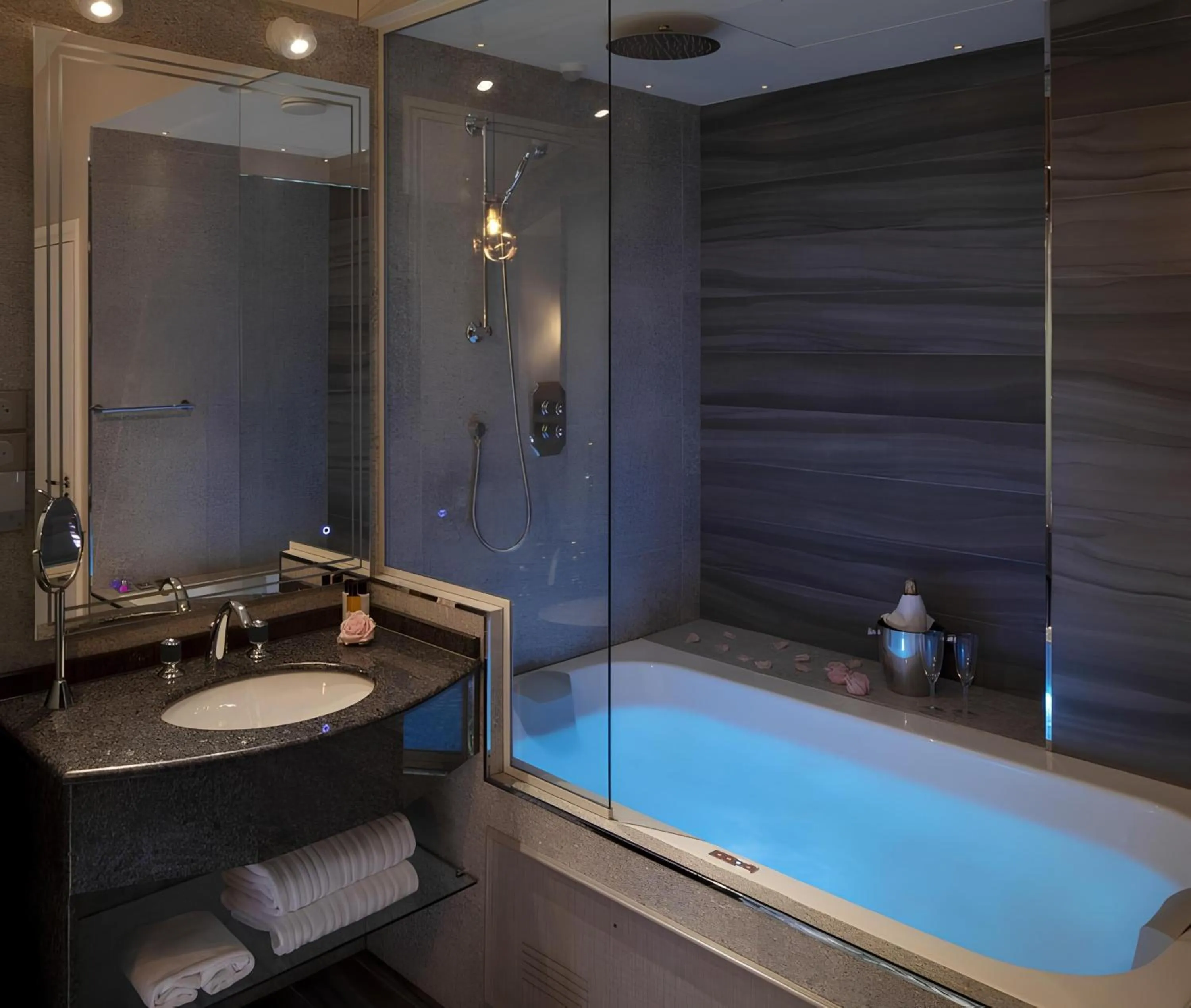 Hot Tub in Paris j'Adore Hotel & Spa