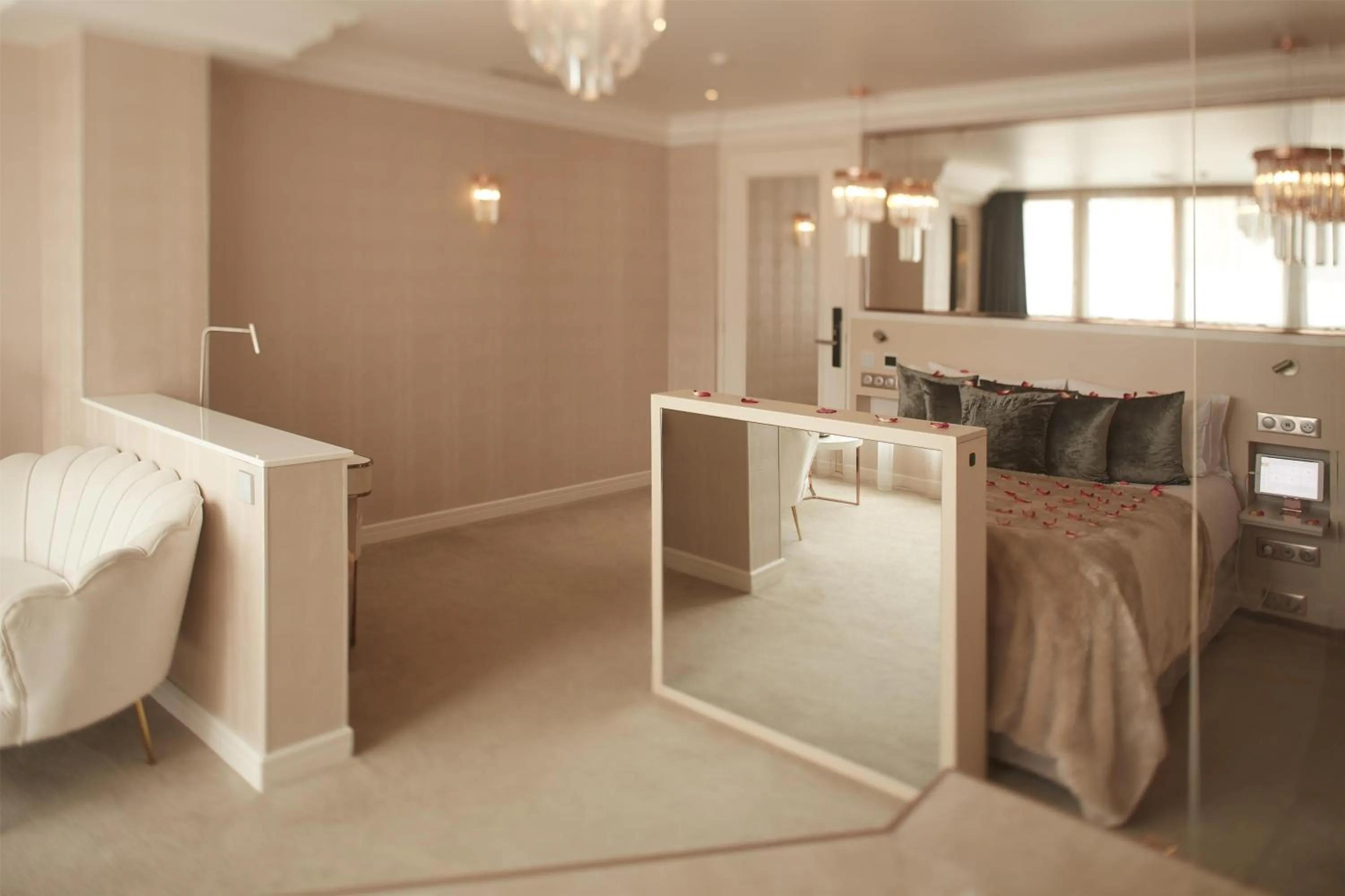 Bedroom, Bed in Paris j'Adore Hotel & Spa