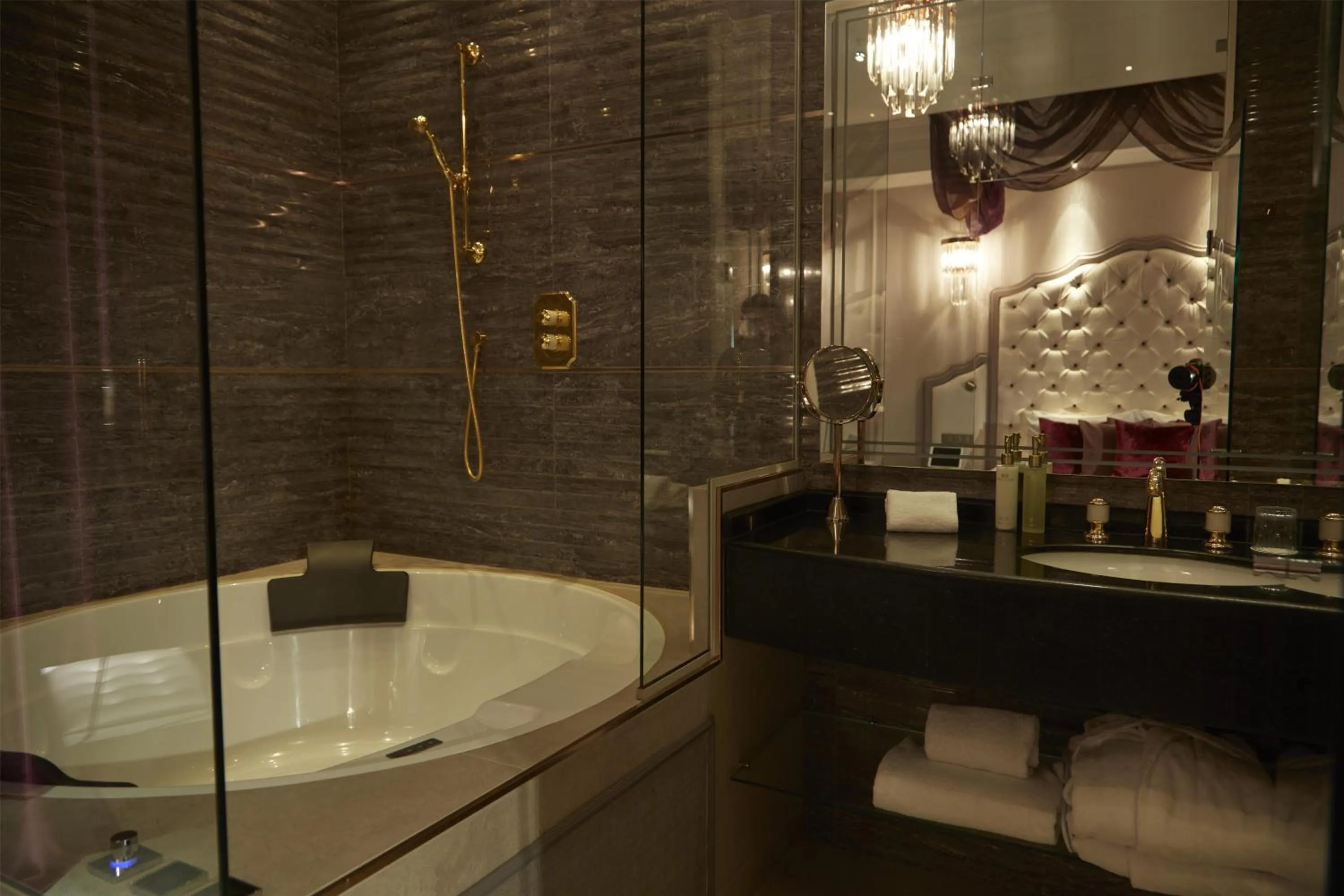 Hot Tub in Paris j'Adore Hotel & Spa