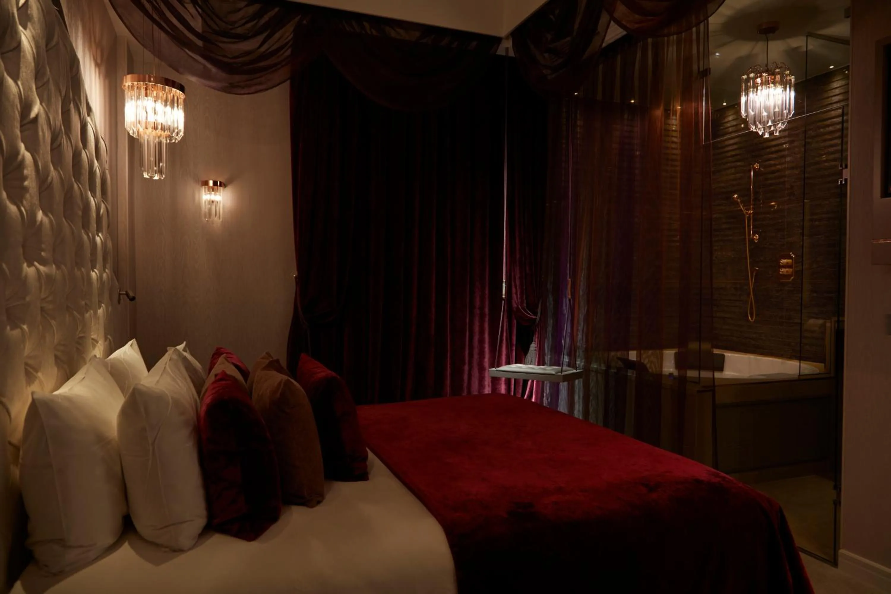 Bed in Paris j'Adore Hotel & Spa