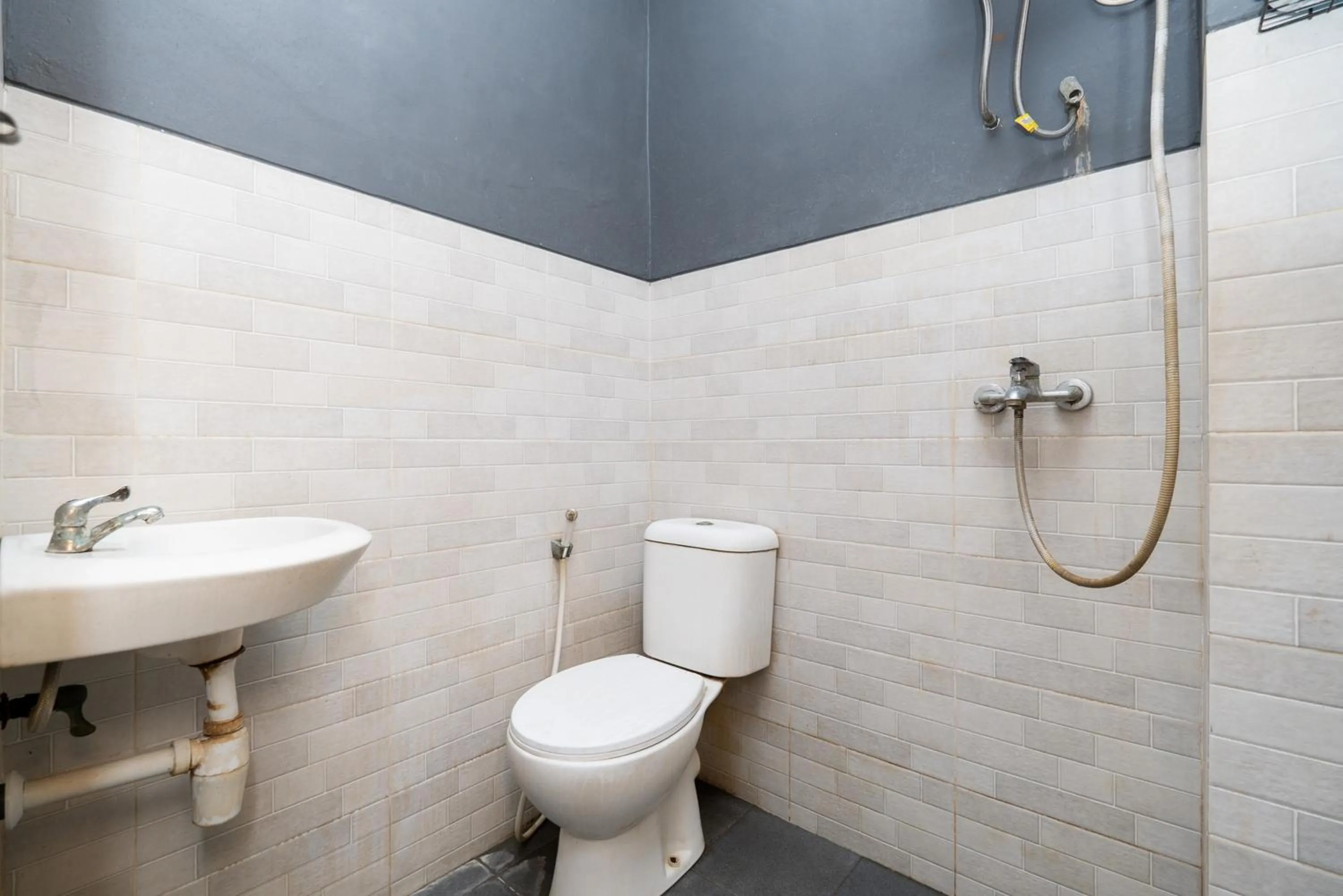 Shower in RedDoorz At Nginden Surabaya