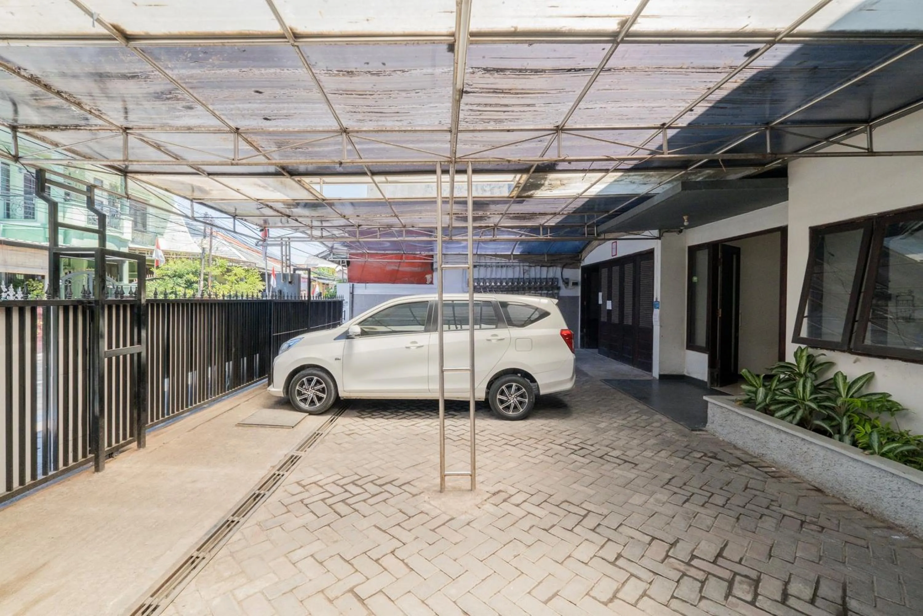 Parking in RedDoorz At Nginden Surabaya