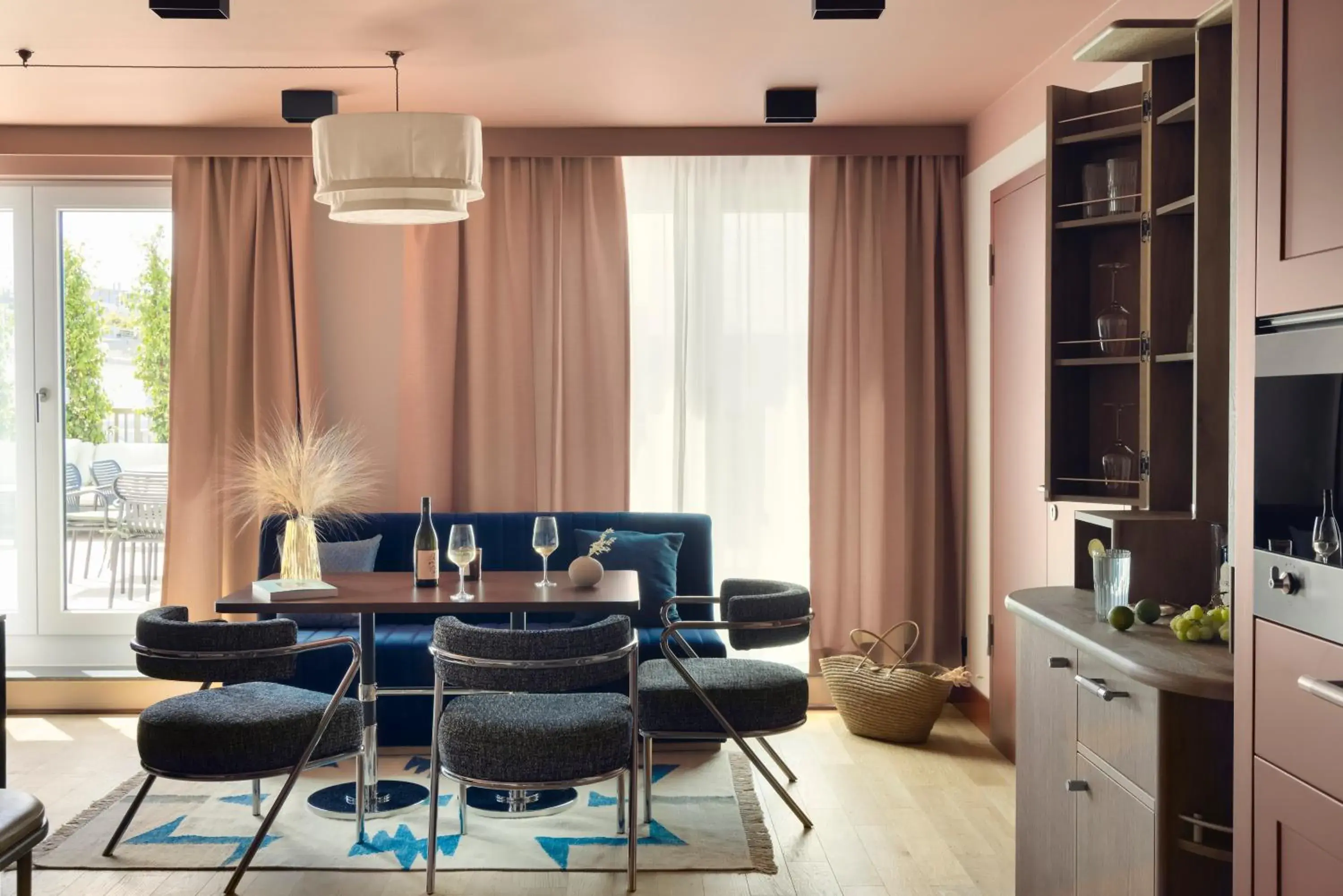 Ludwig Suite in Schwan Locke Ludwig Suite in Schwan Locke