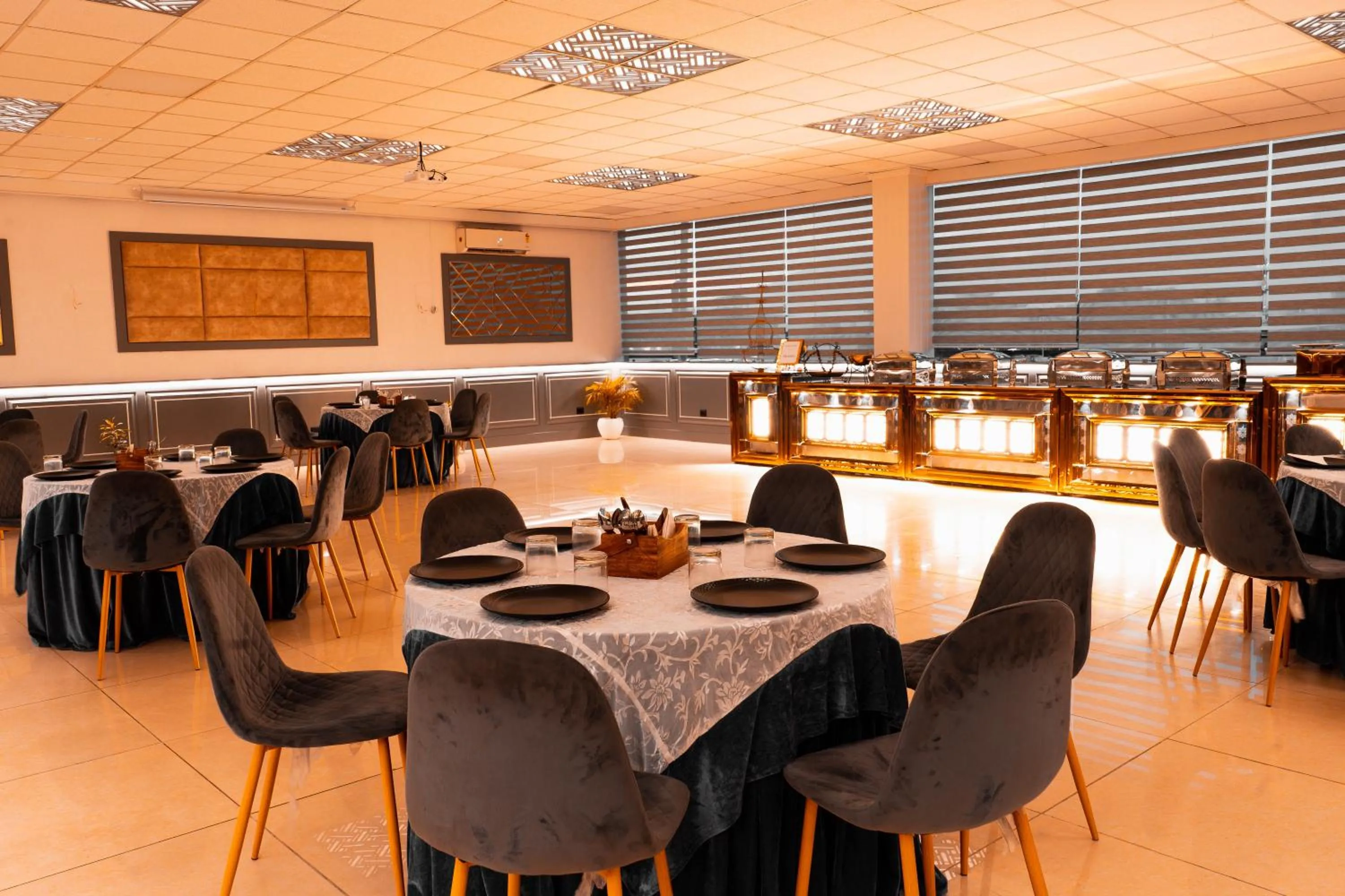 Restaurant/places to eat in Hotel Doon's Pride