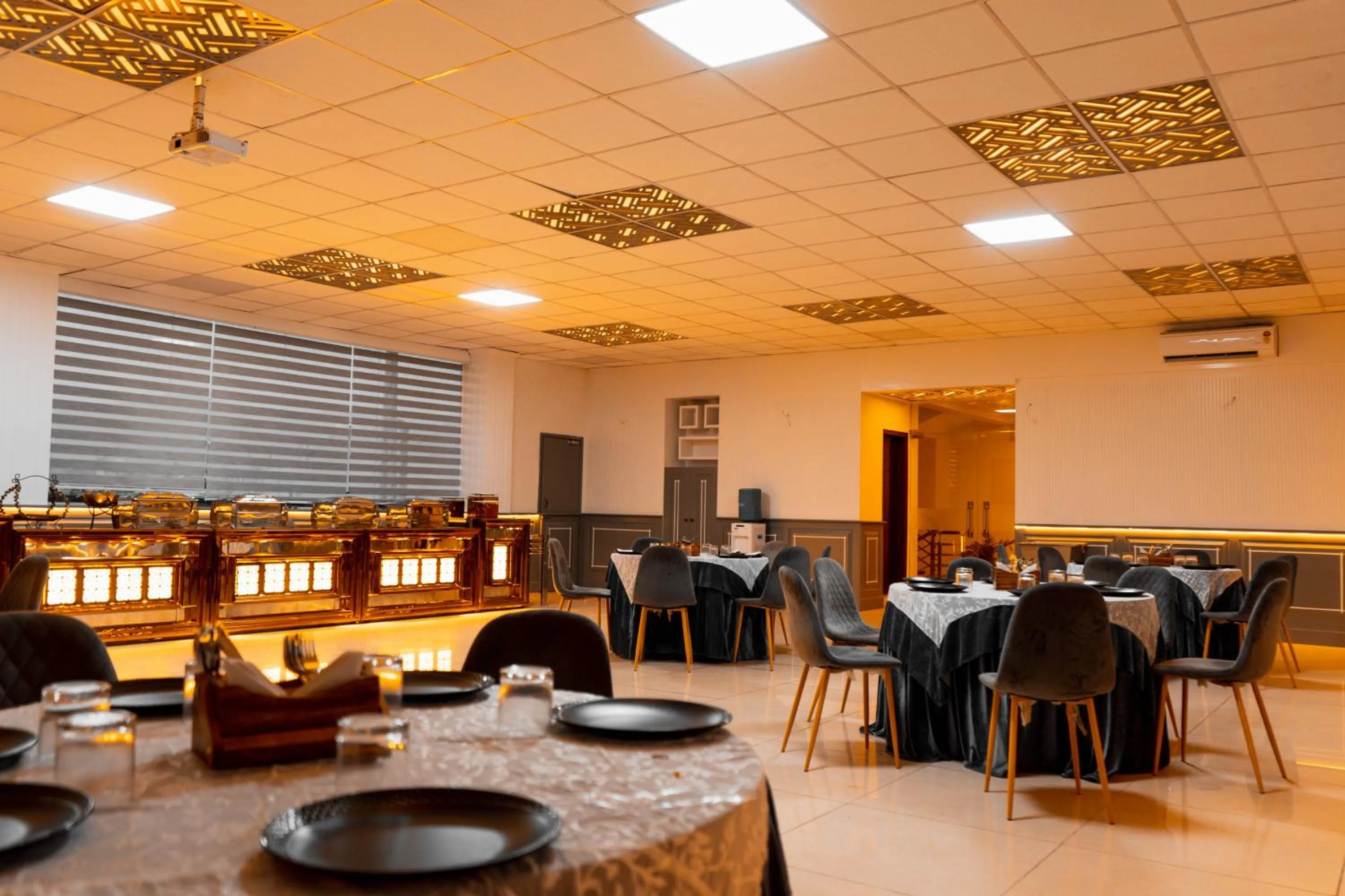 Restaurant/places to eat in Hotel Doon's Pride