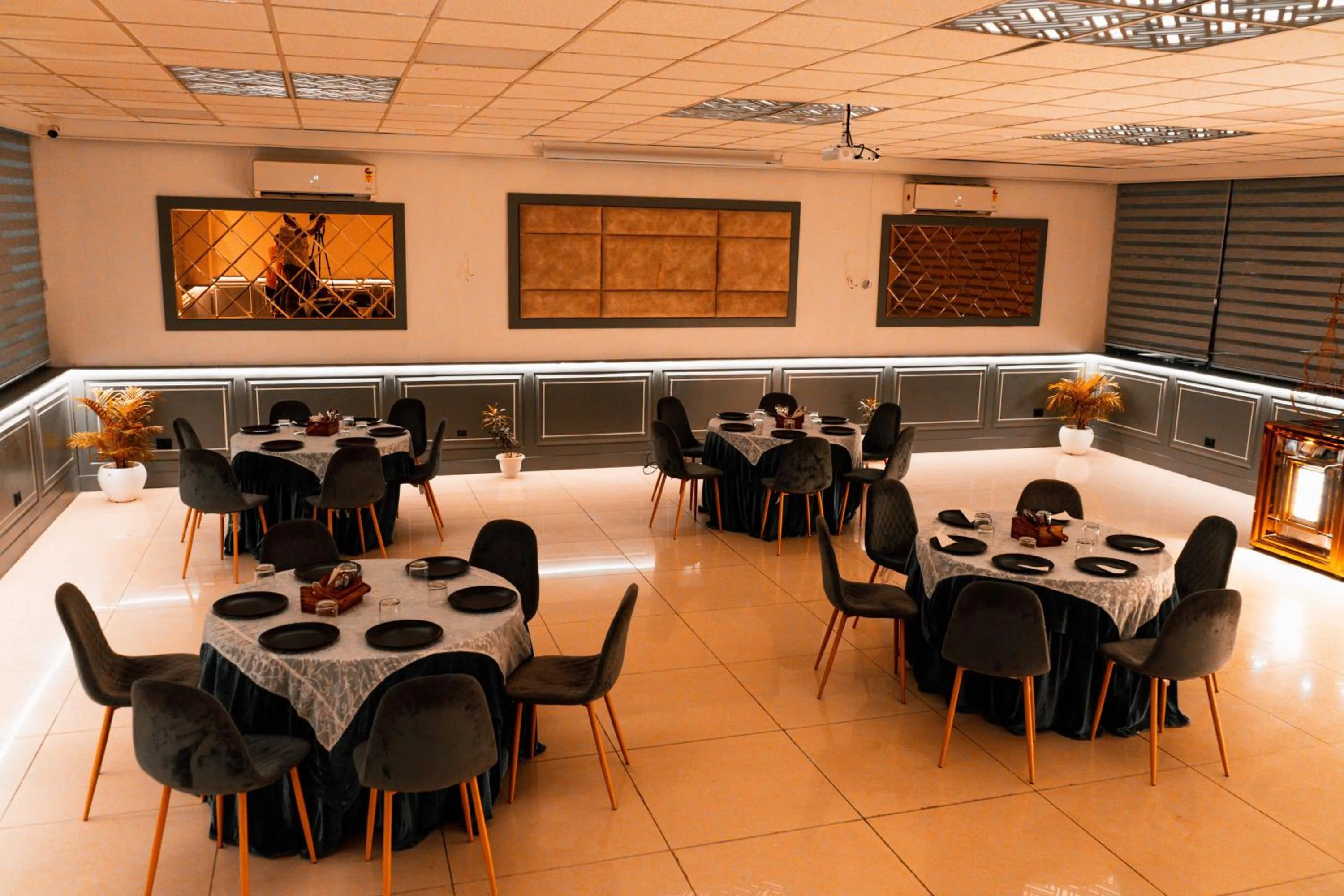 Restaurant/places to eat in Hotel Doon's Pride