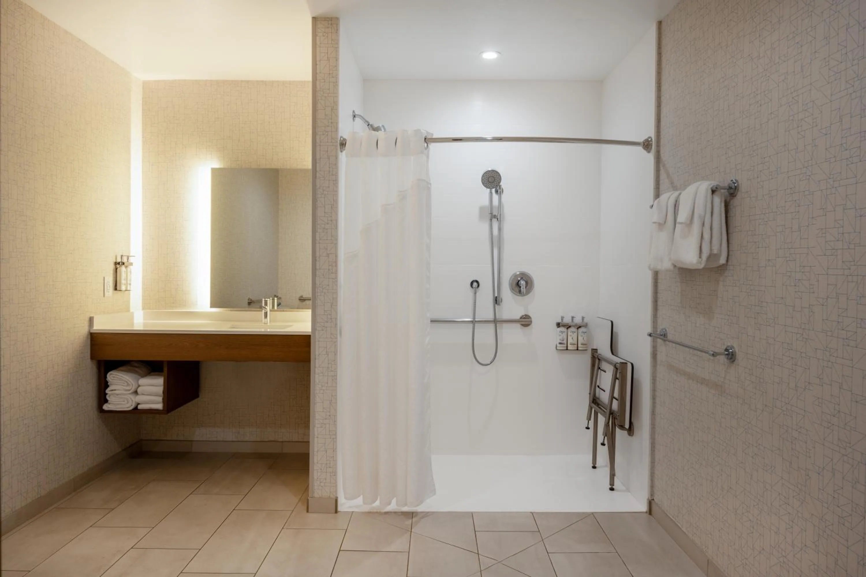 Bathroom in Holiday Inn Express & Suites - Gilbert - Mesa Gateway Airport